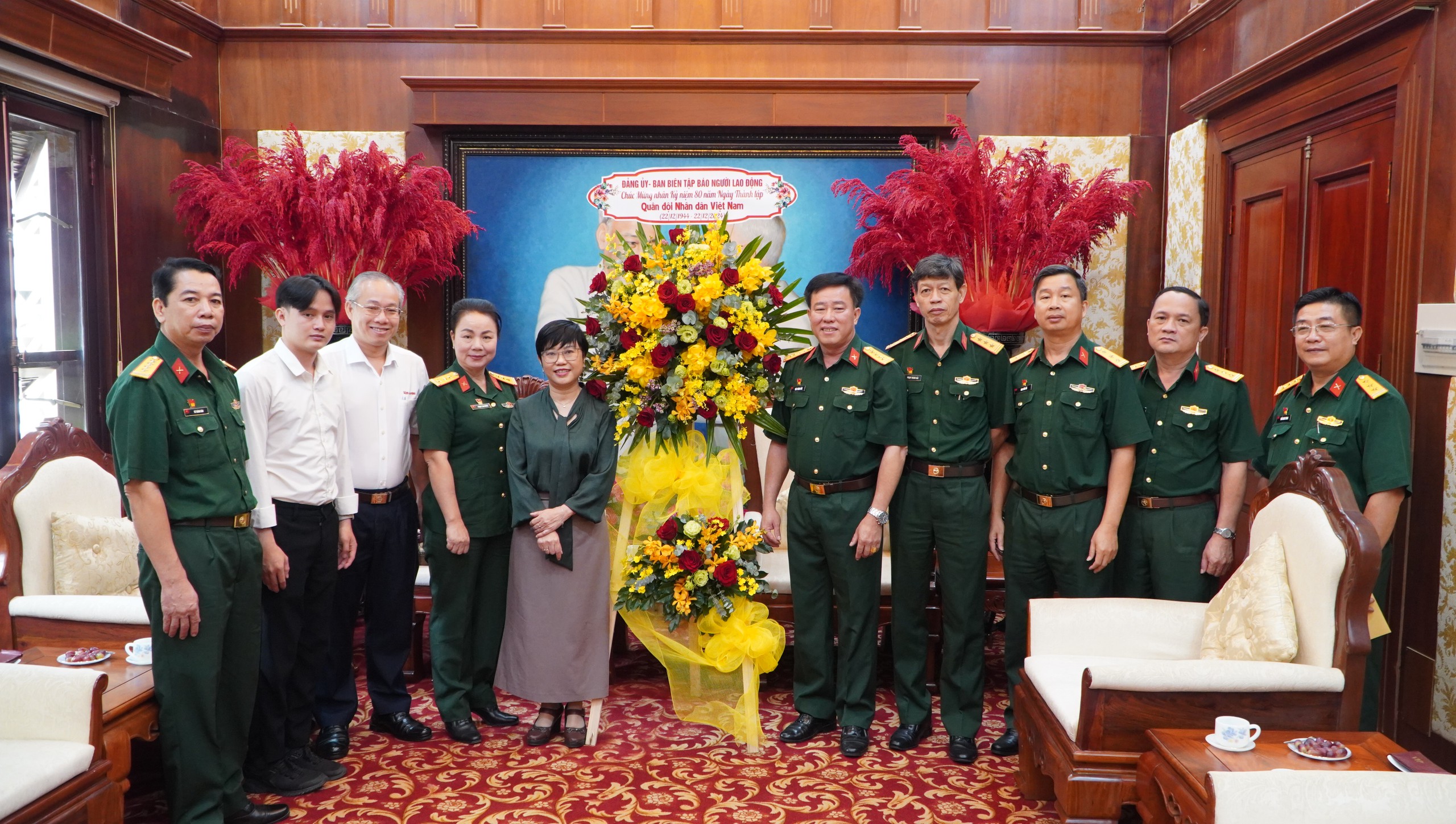 B&aacute;o Người Lao Động thăm v&agrave; ch&uacute;c mừng kỷ niệm 80 năm ng&agrave;y th&agrave;nh lập Qu&acirc;n đội Nh&acirc;n d&acirc;n Việt Nam - Ảnh 1.
