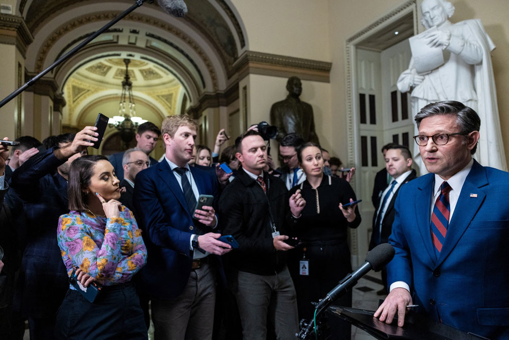 Chủ tịch Hạ viện Mỹ Mike Johnson ph&aacute;t biểu tại thủ đ&ocirc; Washington h&ocirc;m 19-12. Ảnh: REUTERS