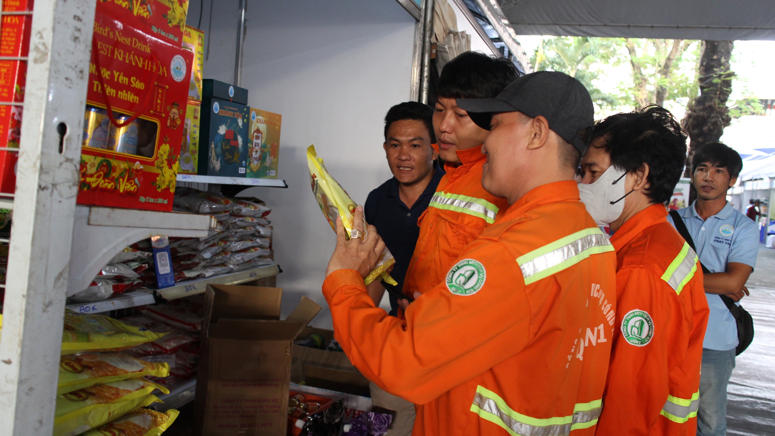 C&ocirc;ng nh&acirc;n thỏa sức mua sắm tại &ldquo;Ng&agrave;y hội h&agrave;ng Việt Nam - Vui Tết c&ugrave;ng người lao động&rdquo;- Ảnh 2.