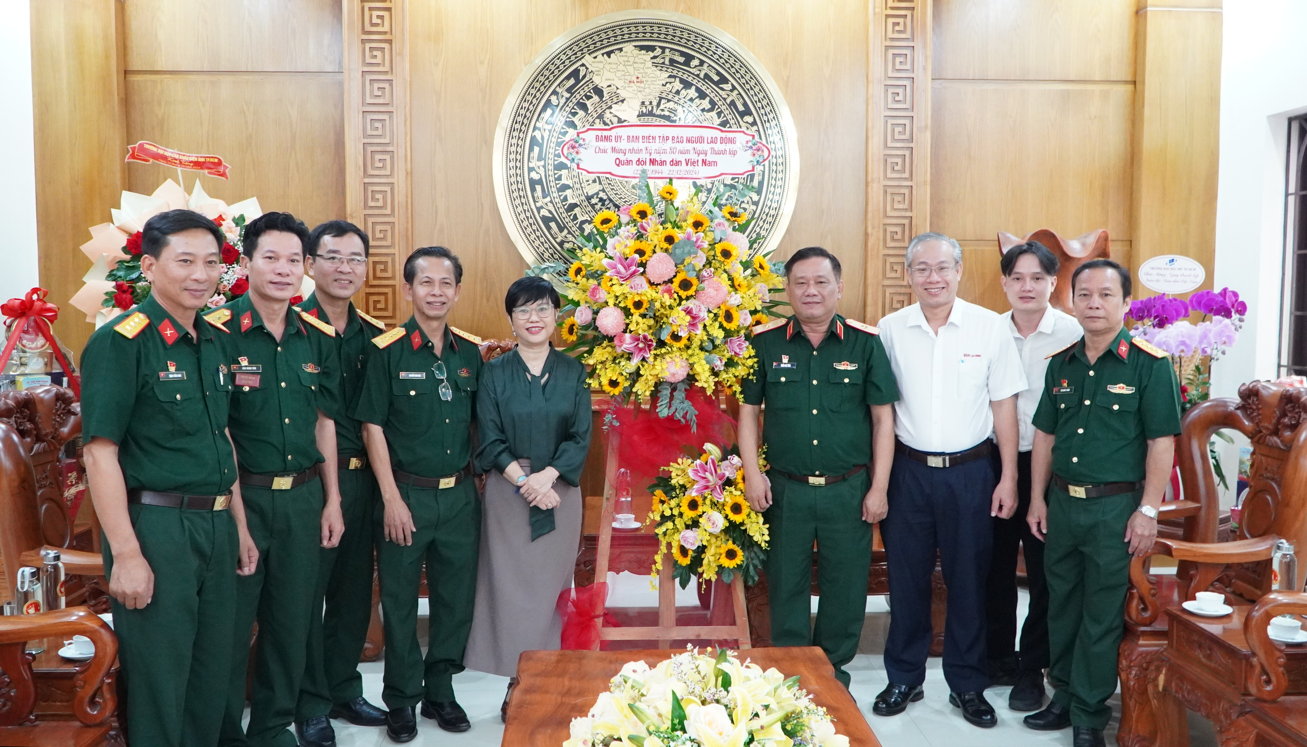 B&aacute;o Người Lao Động thăm v&agrave; ch&uacute;c mừng kỷ niệm 80 năm ng&agrave;y th&agrave;nh lập Qu&acirc;n đội Nh&acirc;n d&acirc;n Việt Nam - Ảnh 4.