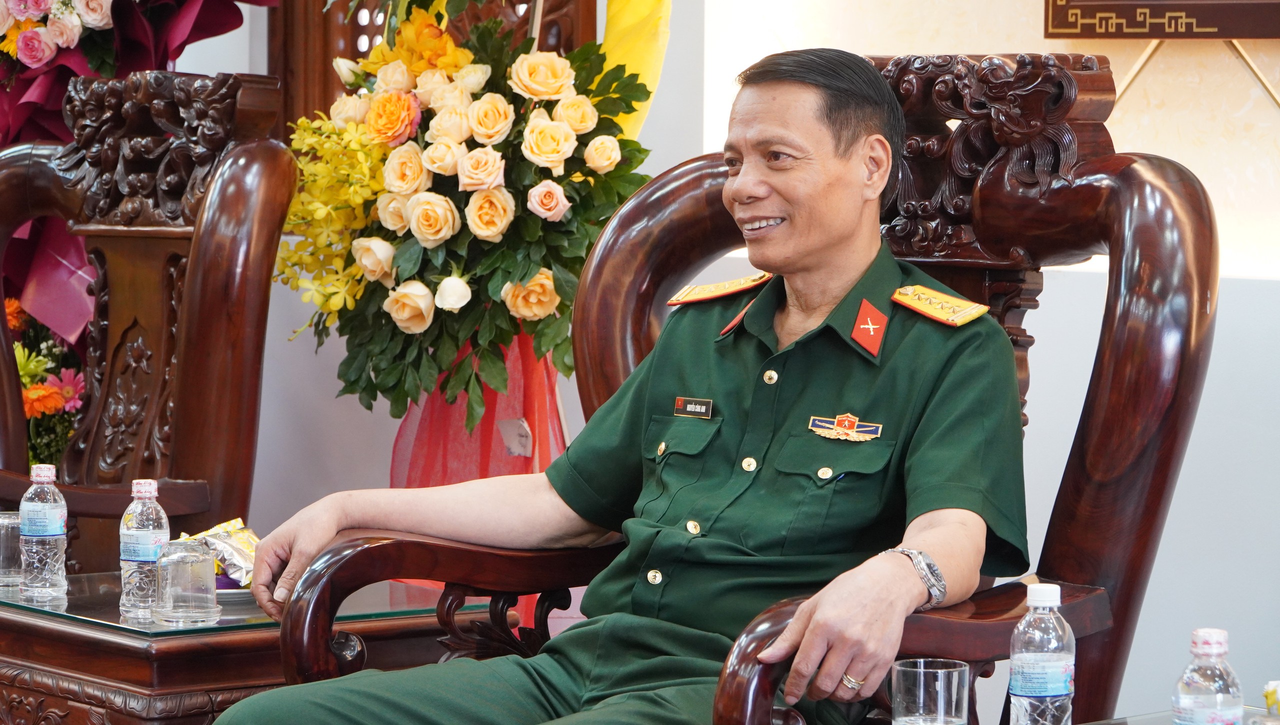 B&aacute;o Người Lao Động thăm v&agrave; ch&uacute;c mừng kỷ niệm 80 năm ng&agrave;y th&agrave;nh lập Qu&acirc;n đội Nh&acirc;n d&acirc;n Việt Nam - Ảnh 7.
