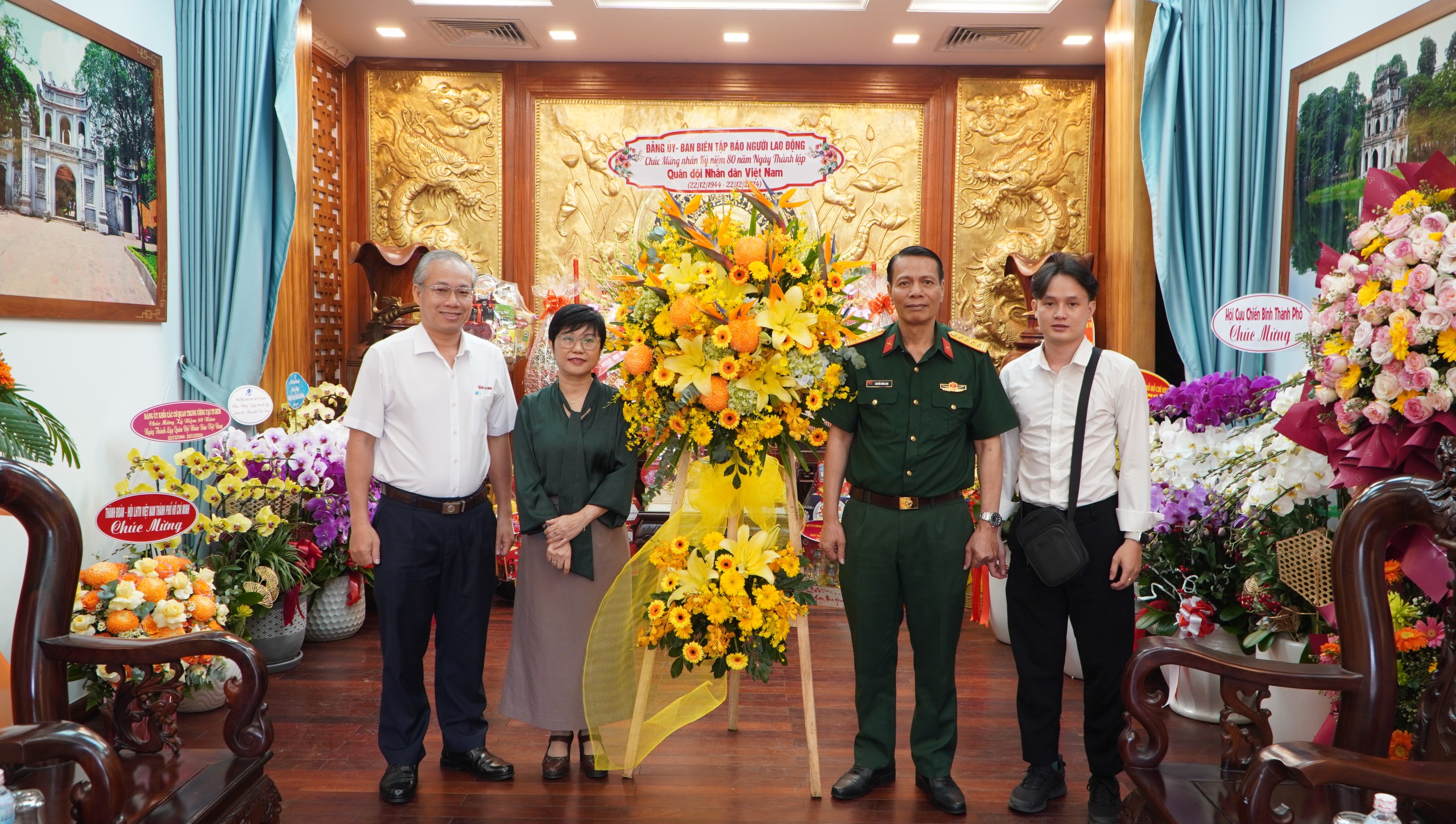 B&aacute;o Người Lao Động thăm v&agrave; ch&uacute;c mừng kỷ niệm 80 năm ng&agrave;y th&agrave;nh lập Qu&acirc;n đội Nh&acirc;n d&acirc;n Việt Nam - Ảnh 6.
