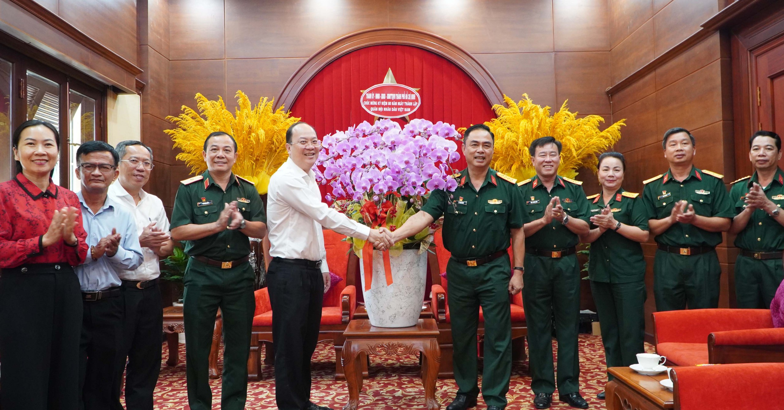 L&atilde;nh đạo TP HCM ch&uacute;c mừng Qu&acirc;n khu 7 nh&acirc;n kỷ niệm 80 năm ng&agrave;y th&agrave;nh lập Qu&acirc;n đội nh&acirc;n d&acirc;n Việt Nam- Ảnh 1.