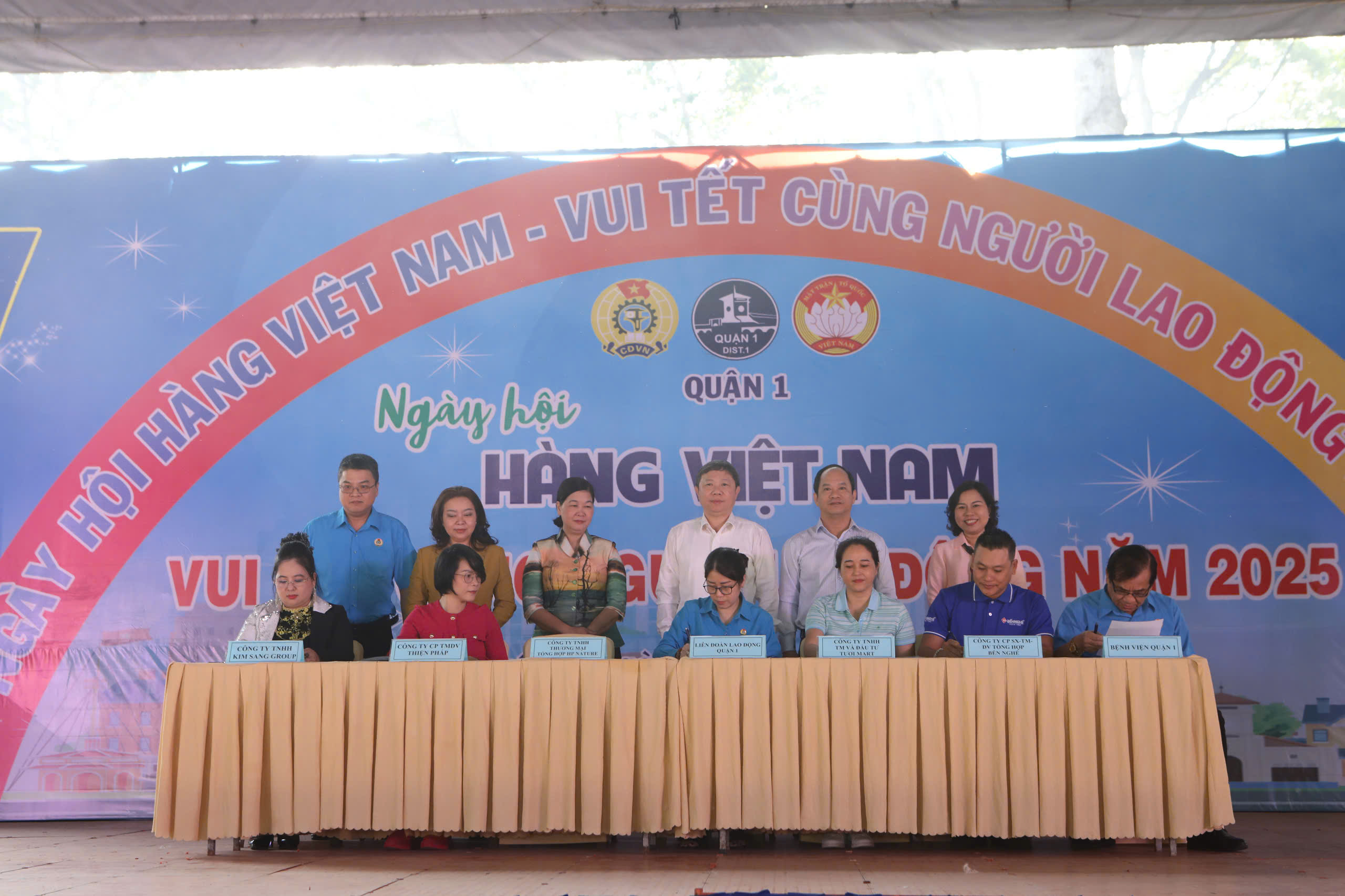 C&ocirc;ng nh&acirc;n thỏa sức mua sắm tại &ldquo;Ng&agrave;y hội h&agrave;ng Việt Nam - Vui Tết c&ugrave;ng người lao động&rdquo;- Ảnh 5.