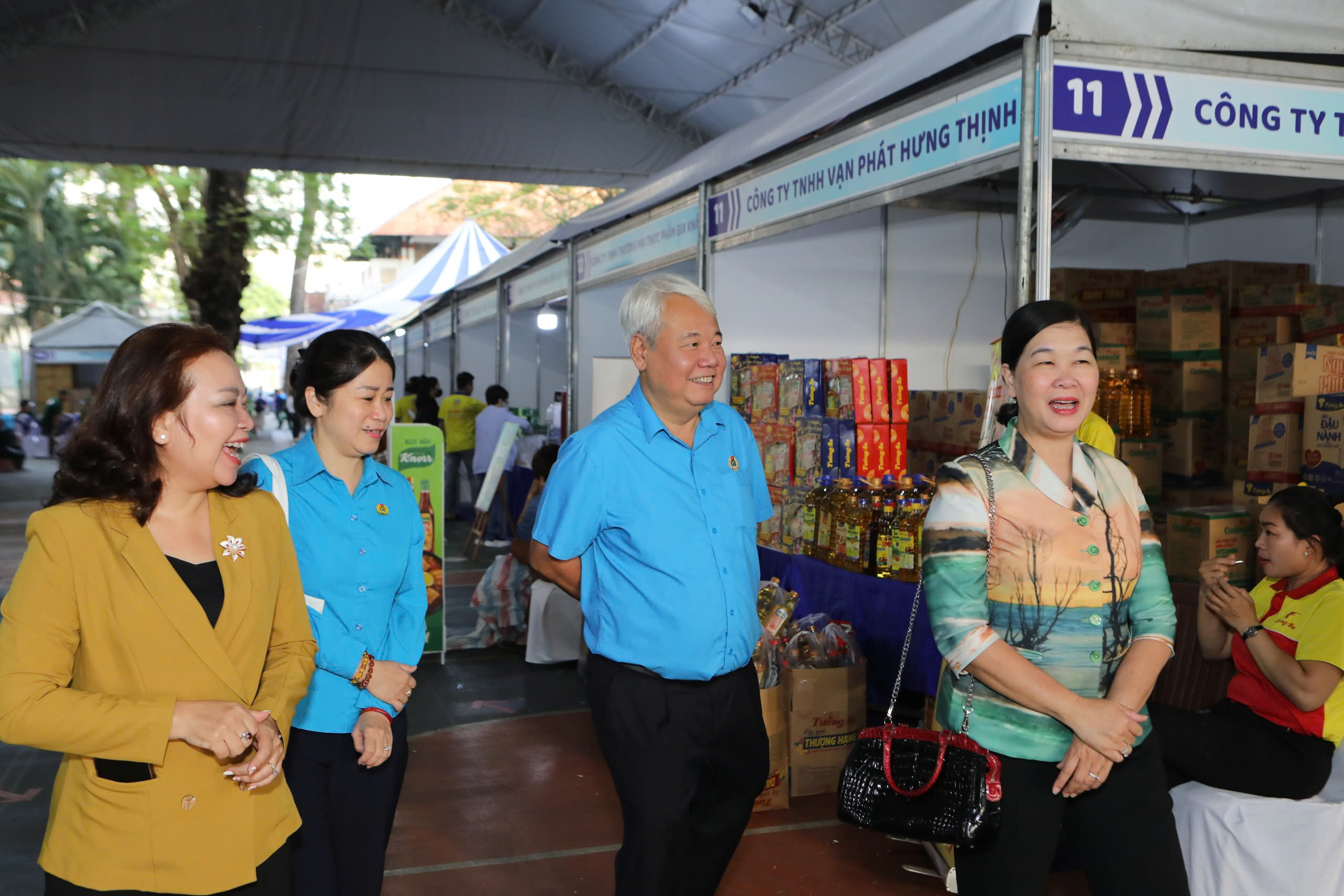 C&ocirc;ng nh&acirc;n thỏa sức mua sắm tại &ldquo;Ng&agrave;y hội h&agrave;ng Việt Nam - Vui Tết c&ugrave;ng người lao động&rdquo;- Ảnh 3.
