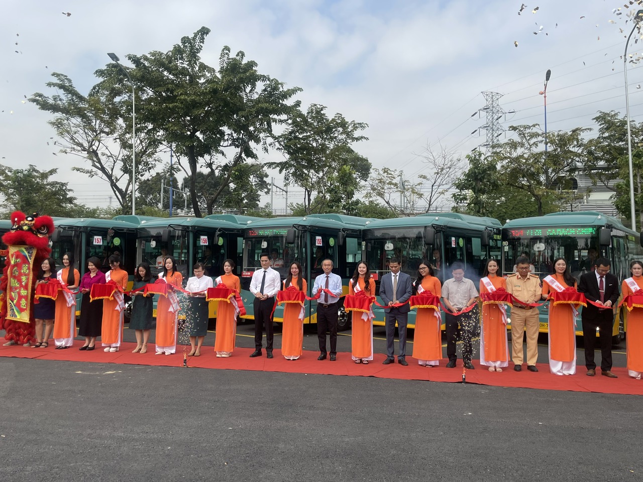 Khai trương 17 tuyến xe bu&yacute;t kết nối metro số 1- Ảnh 2.