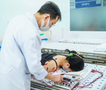 Bệnh nhân điều trị đau cổ vai gáy bằng phương pháp y học cổ truyền tại Cơ sở 3 - Bệnh viện Đại học Y Dược TP HCM