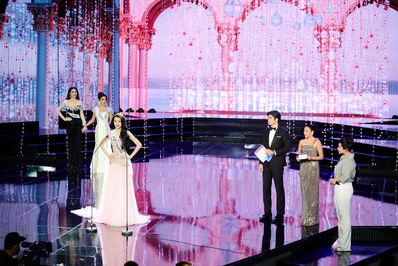 Huy Ho&agrave;ng n&oacute;i g&igrave; về đối thủ Lynk Lee tại Miss International Queen Vietnam 2024?- Ảnh 2.