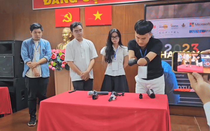 Sinh viên nghiên cứu bộ khớp đa năng cho người