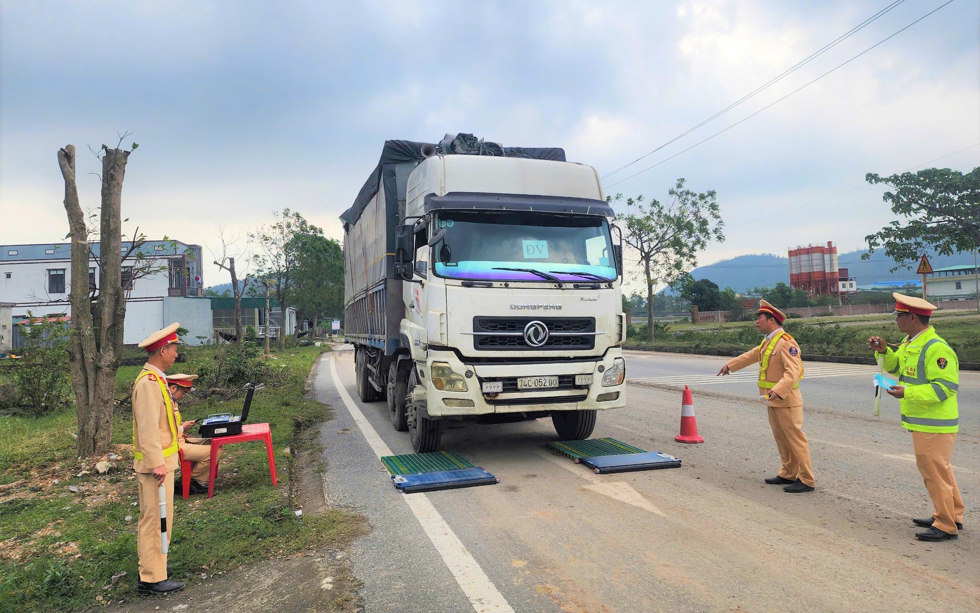 Kiểm soát chặt xe tải chở gỗ dăm trên tuyến Hòn La - Vũng Áng