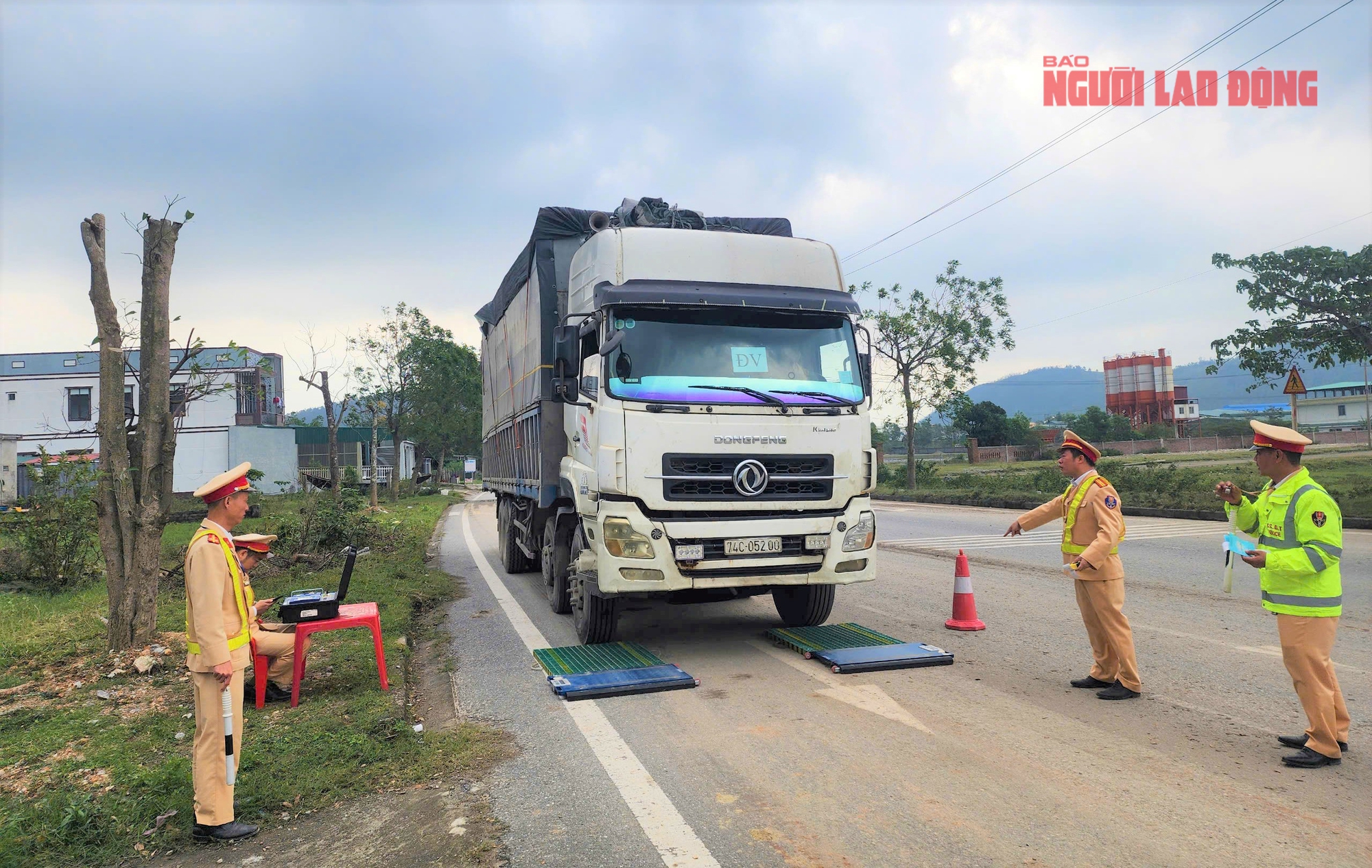 Kiểm soát chặt xe tải chở gỗ dăm trên tuyến Hòn La - Vũng Áng- Ảnh 1.