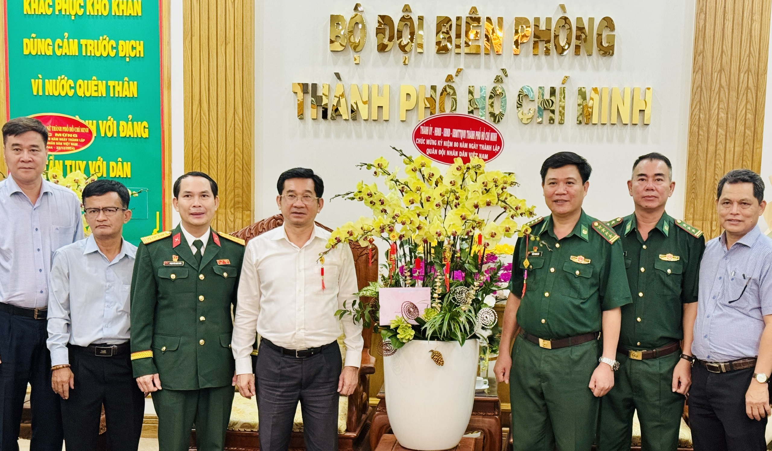 L&atilde;nh đạo TP HCM thăm, ch&uacute;c mừng c&aacute;c đơn vị qu&acirc;n đội- Ảnh 1.