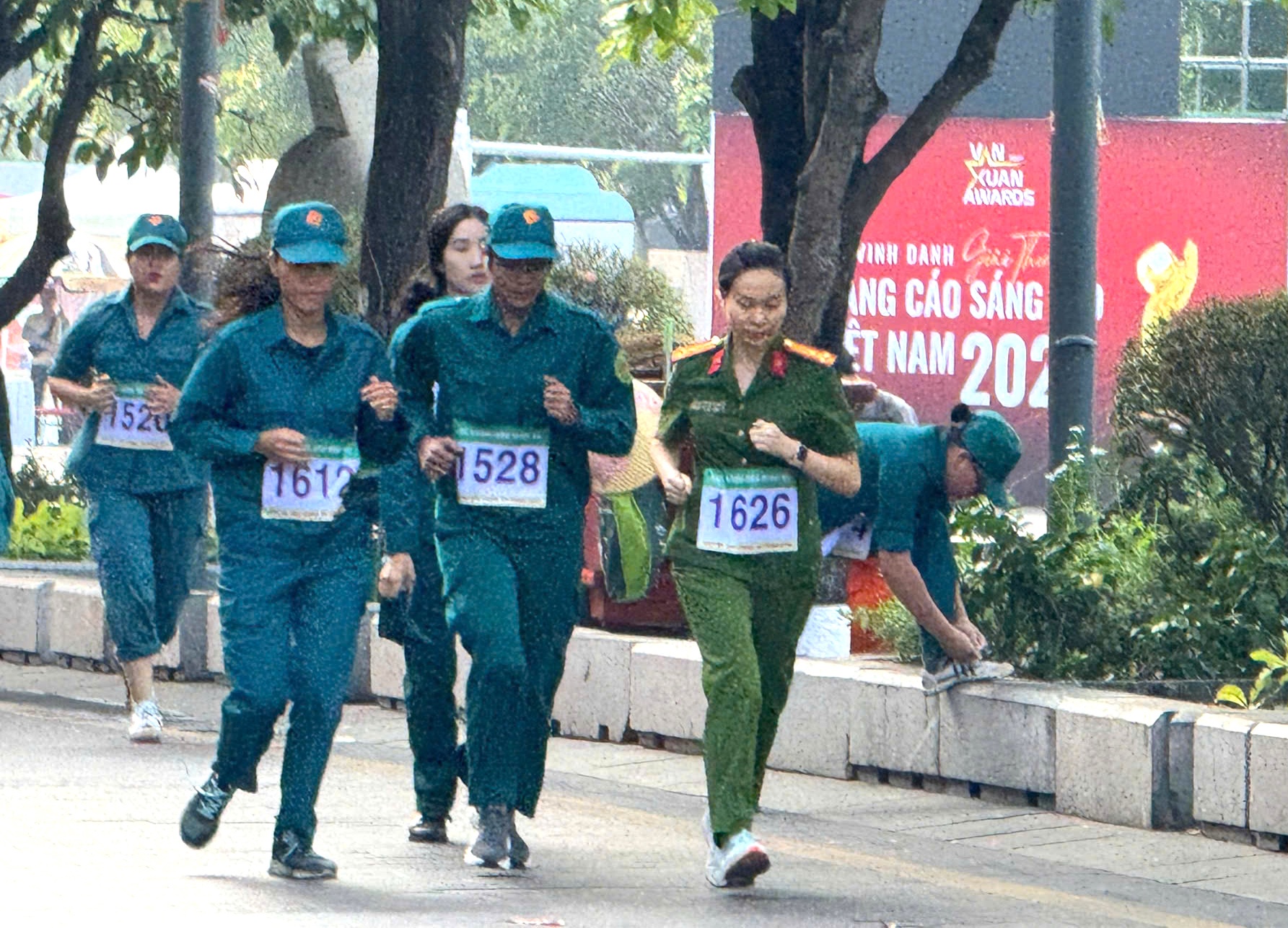 Chiến sĩ, d&acirc;n qu&acirc;n chạy việt d&atilde; ch&agrave;o mừng Ng&agrave;y th&agrave;nh lập QĐND Việt Nam- Ảnh 6.