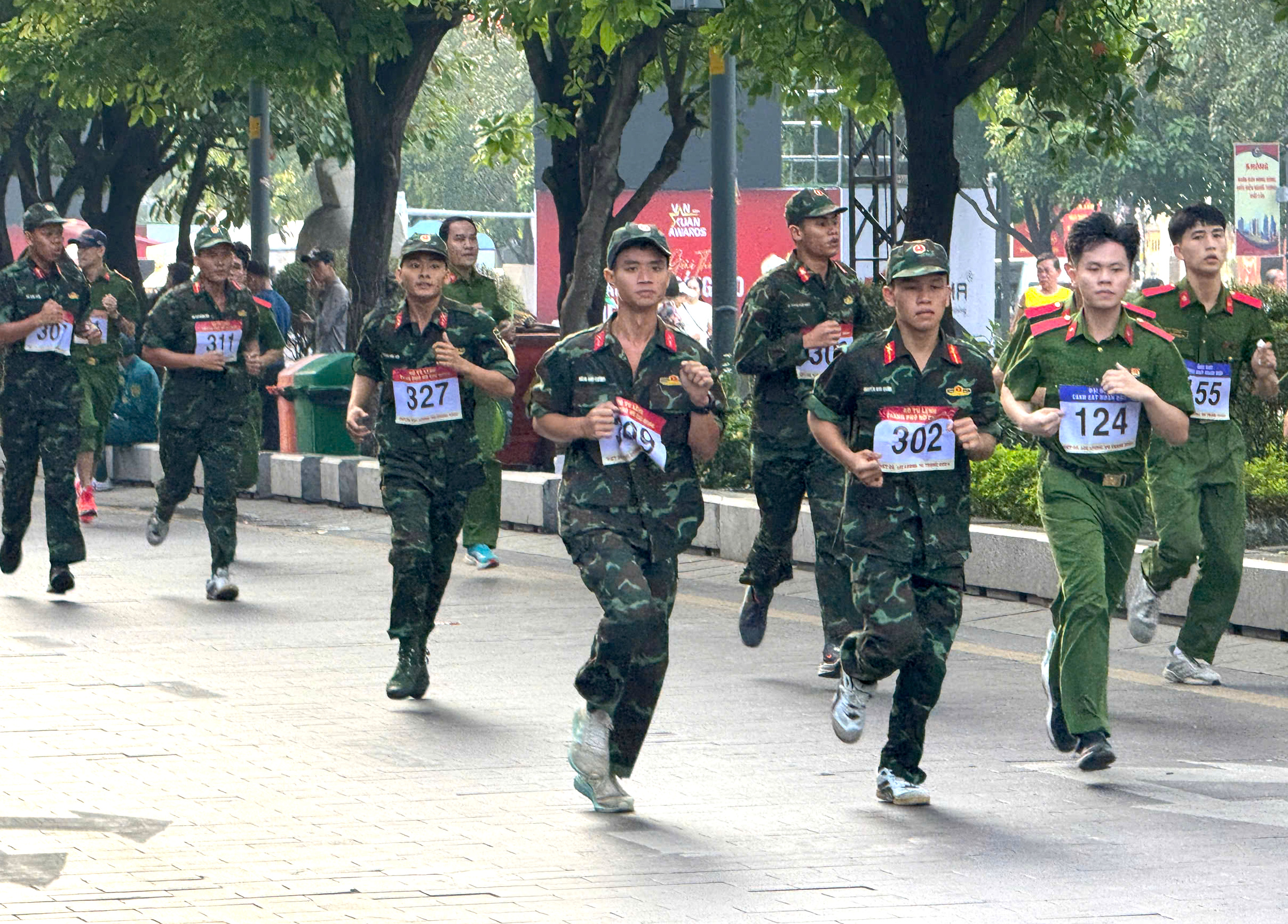 Chiến sĩ, d&acirc;n qu&acirc;n chạy việt d&atilde; ch&agrave;o mừng Ng&agrave;y th&agrave;nh lập QĐND Việt Nam- Ảnh 7.