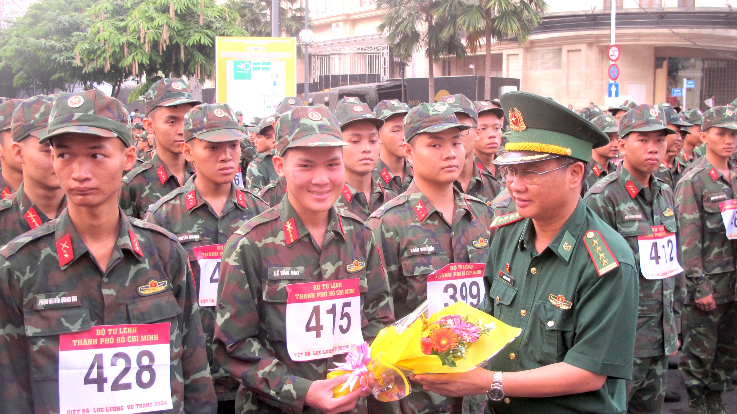 Chiến sĩ, d&acirc;n qu&acirc;n chạy việt d&atilde; ch&agrave;o mừng Ng&agrave;y th&agrave;nh lập QĐND Việt Nam- Ảnh 1.