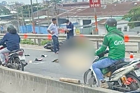 Tai nạn giao th&ocirc;ng nghi&ecirc;m trọng tr&ecirc;n cầu ở Thủ Đức- Ảnh 1.