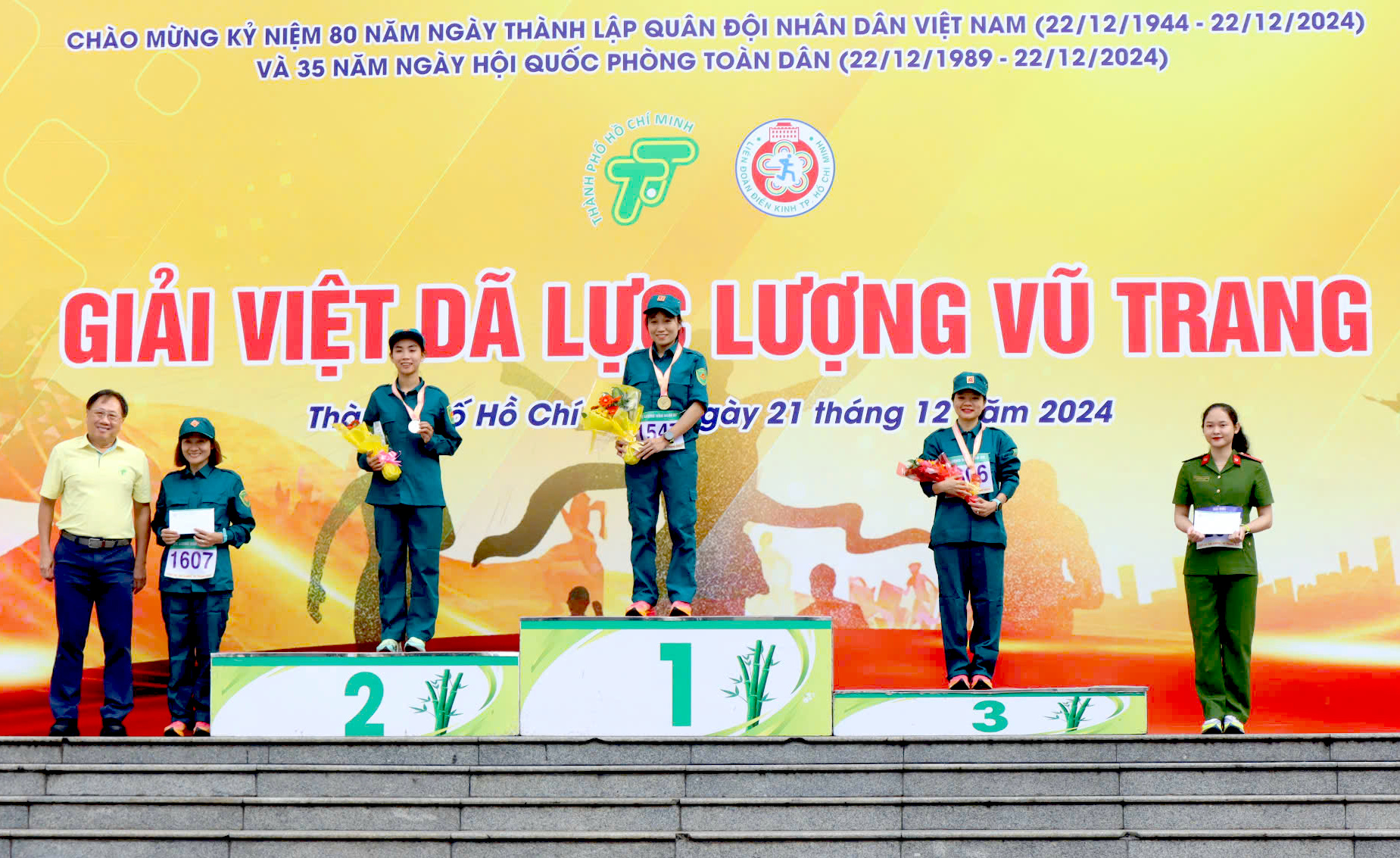 Chiến sĩ, d&acirc;n qu&acirc;n chạy việt d&atilde; ch&agrave;o mừng Ng&agrave;y th&agrave;nh lập QĐND Việt Nam- Ảnh 9.