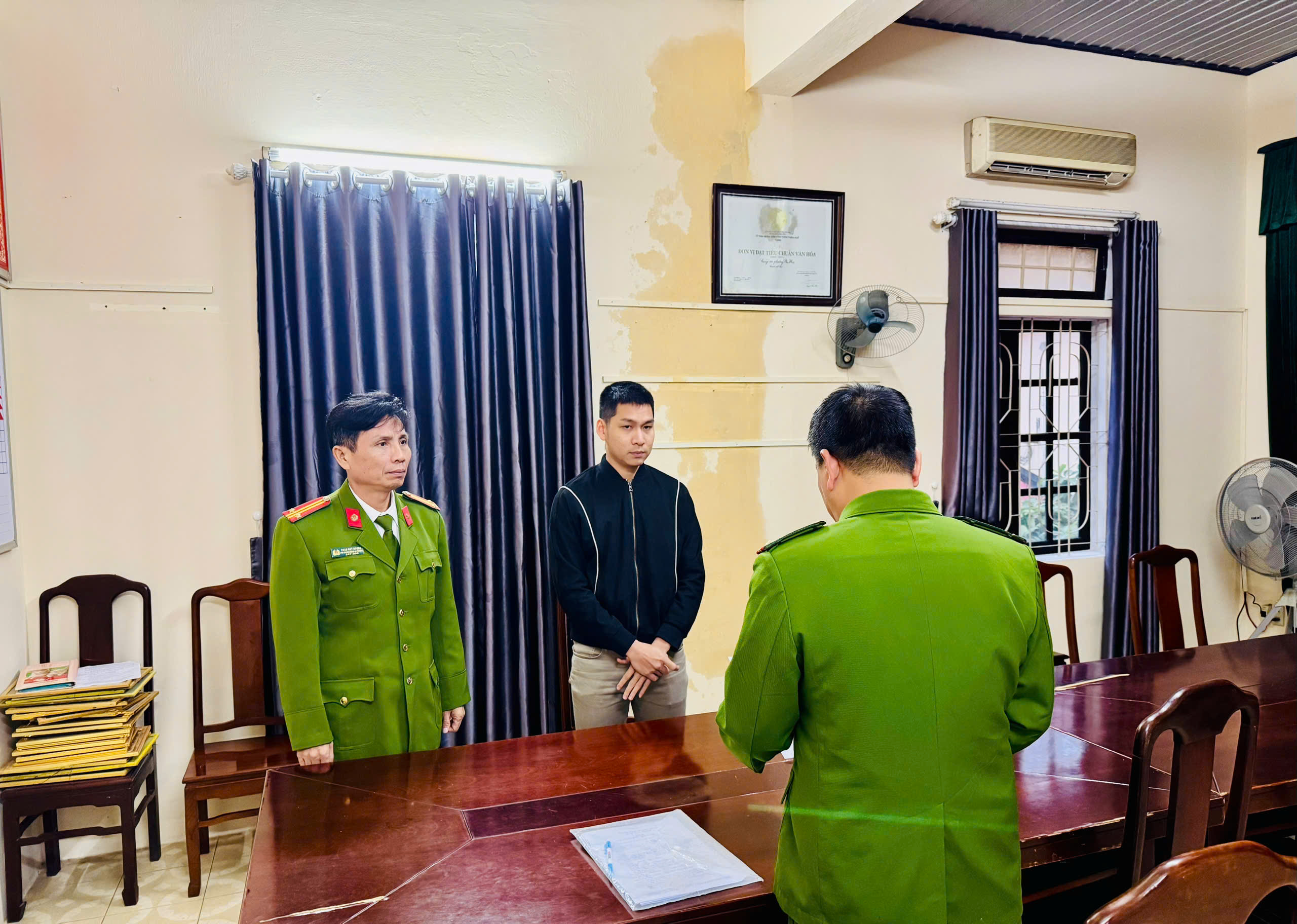 Bắt khẩn cấp nam thanh ni&ecirc;n sử dụng m&aacute;nh kh&oacute;e để lừa đảo- Ảnh 1.