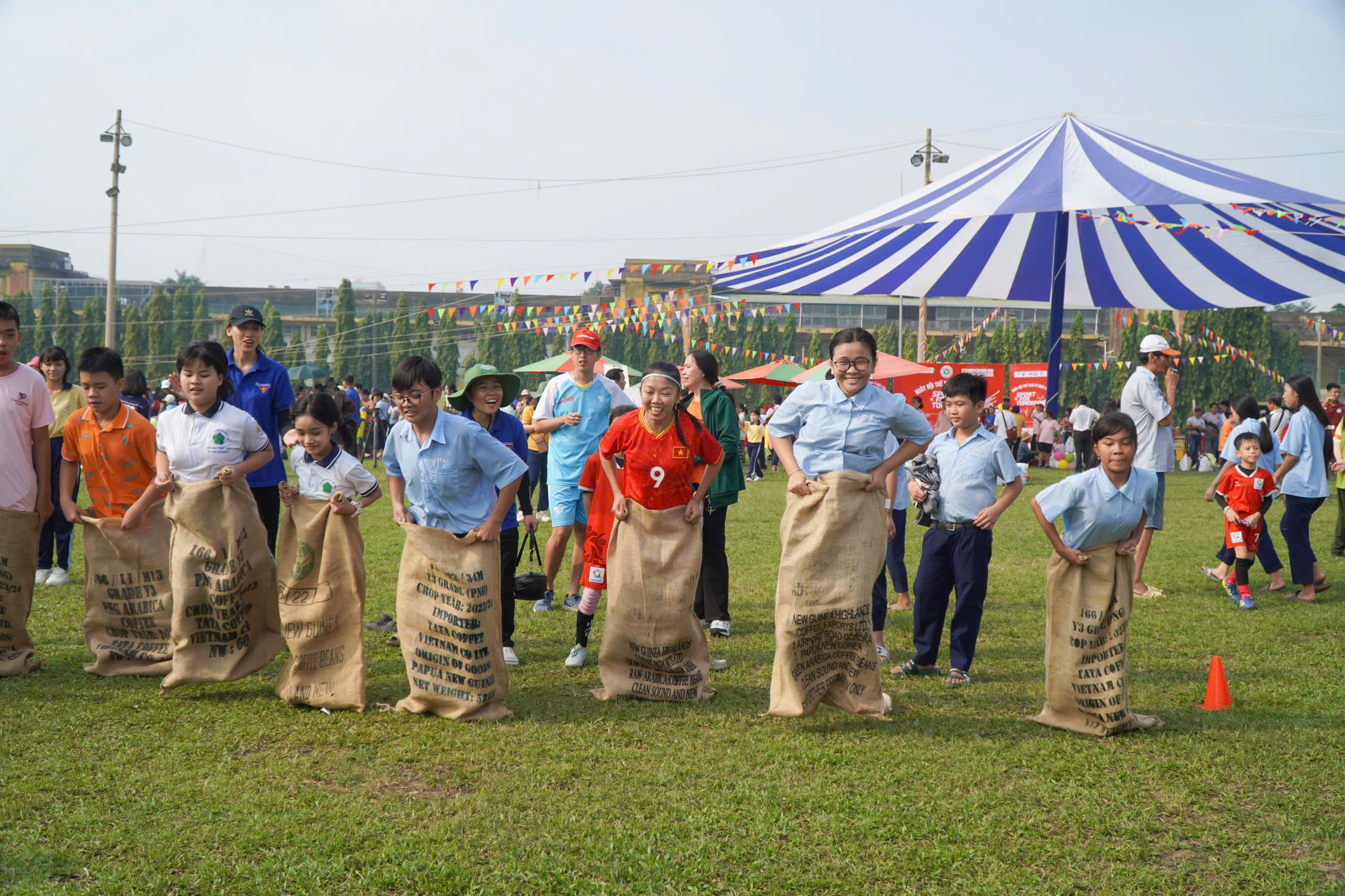 Cầu thủ Huỳnh Như đồng h&agrave;nh c&ugrave;ng dự &aacute;n thể thao cho trẻ c&oacute; ho&agrave;n cảnh kh&oacute; khăn- Ảnh 7.