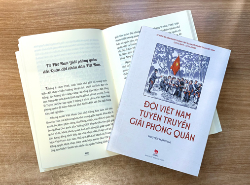 Sách “Đội Việt Nam Tuyên truyền Giải phóng quân” của đại tá, PGS-TS Nguyễn Mạnh Hà Ảnh: PHÙNG HÀ