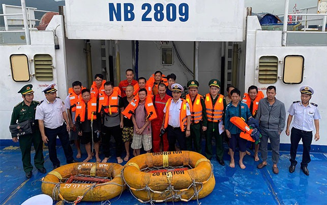 Cứu 14 thuyền viên tàu hàng gặp nạn trên biển