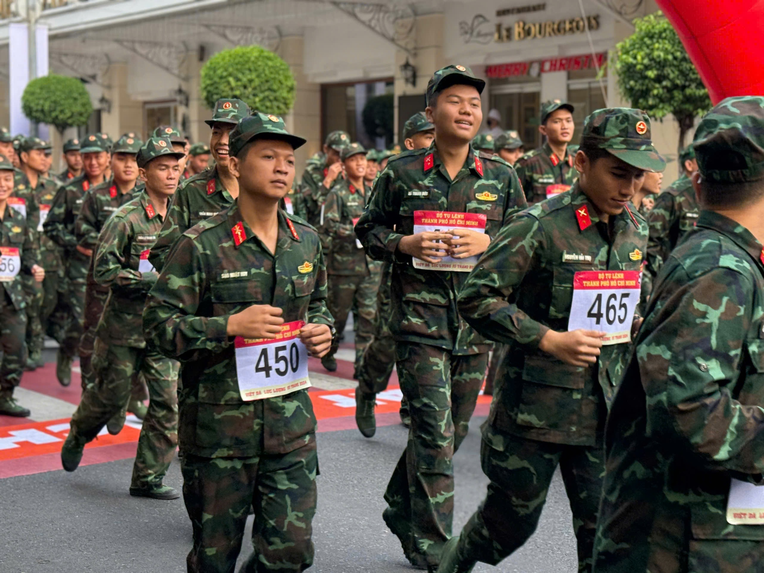 Chiến sĩ, d&acirc;n qu&acirc;n chạy việt d&atilde; ch&agrave;o mừng Ng&agrave;y th&agrave;nh lập QĐND Việt Nam- Ảnh 5.