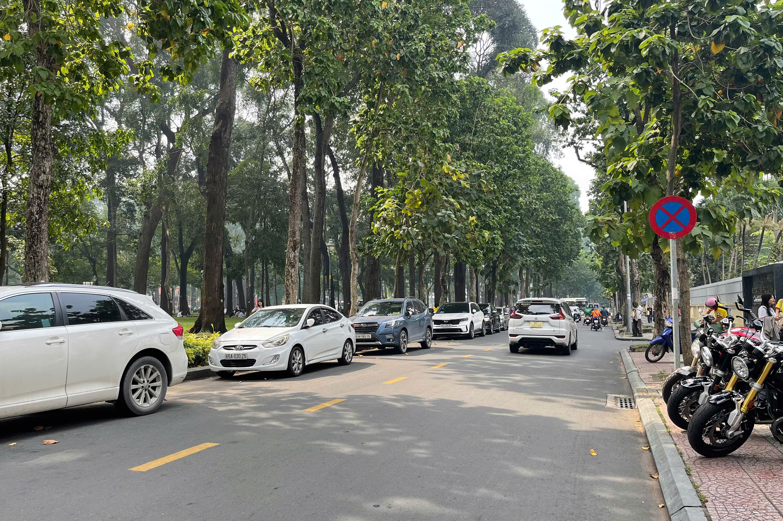 TP HCM: Ô tô dừng, đậu tràn lan, gây ùn ứ- Ảnh 5.