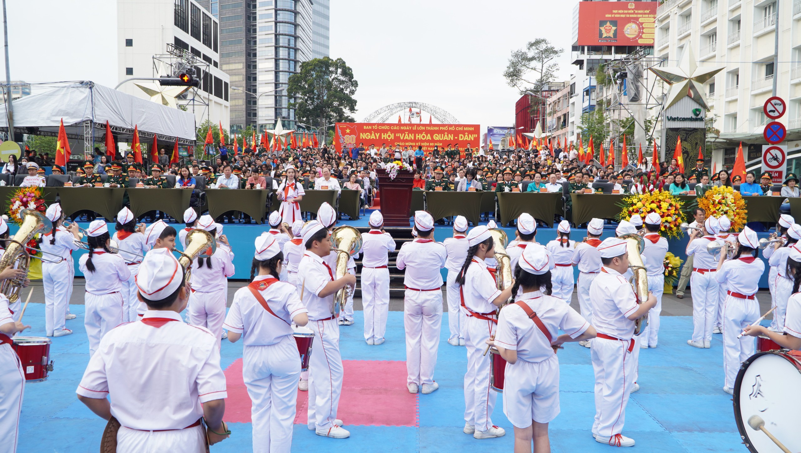 Ấn tượng những m&agrave;n biểu diễn đặc sắc của h&agrave;ng ng&agrave;n qu&acirc;n d&acirc;n tr&ecirc;n Phố đi bộ Nguyễn Huệ- Ảnh 1.