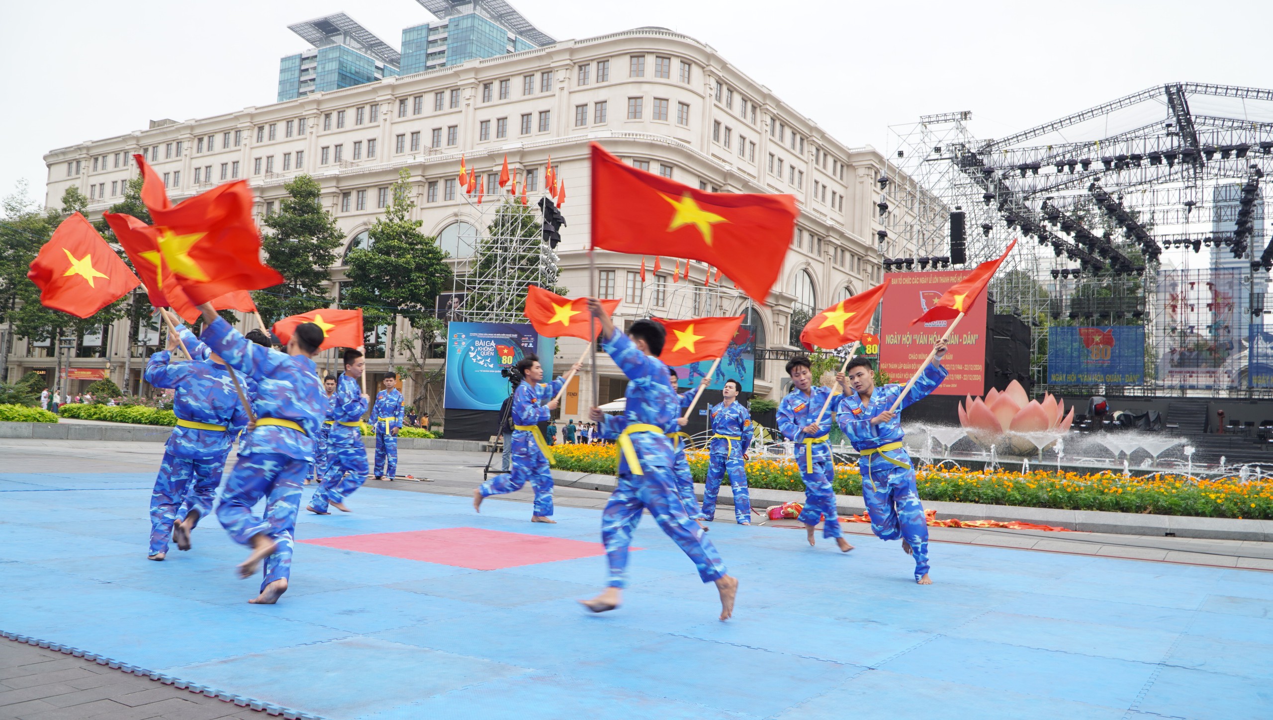 Ấn tượng những m&agrave;n biểu diễn đặc sắc của h&agrave;ng ng&agrave;n qu&acirc;n d&acirc;n tr&ecirc;n Phố đi bộ Nguyễn Huệ- Ảnh 31.