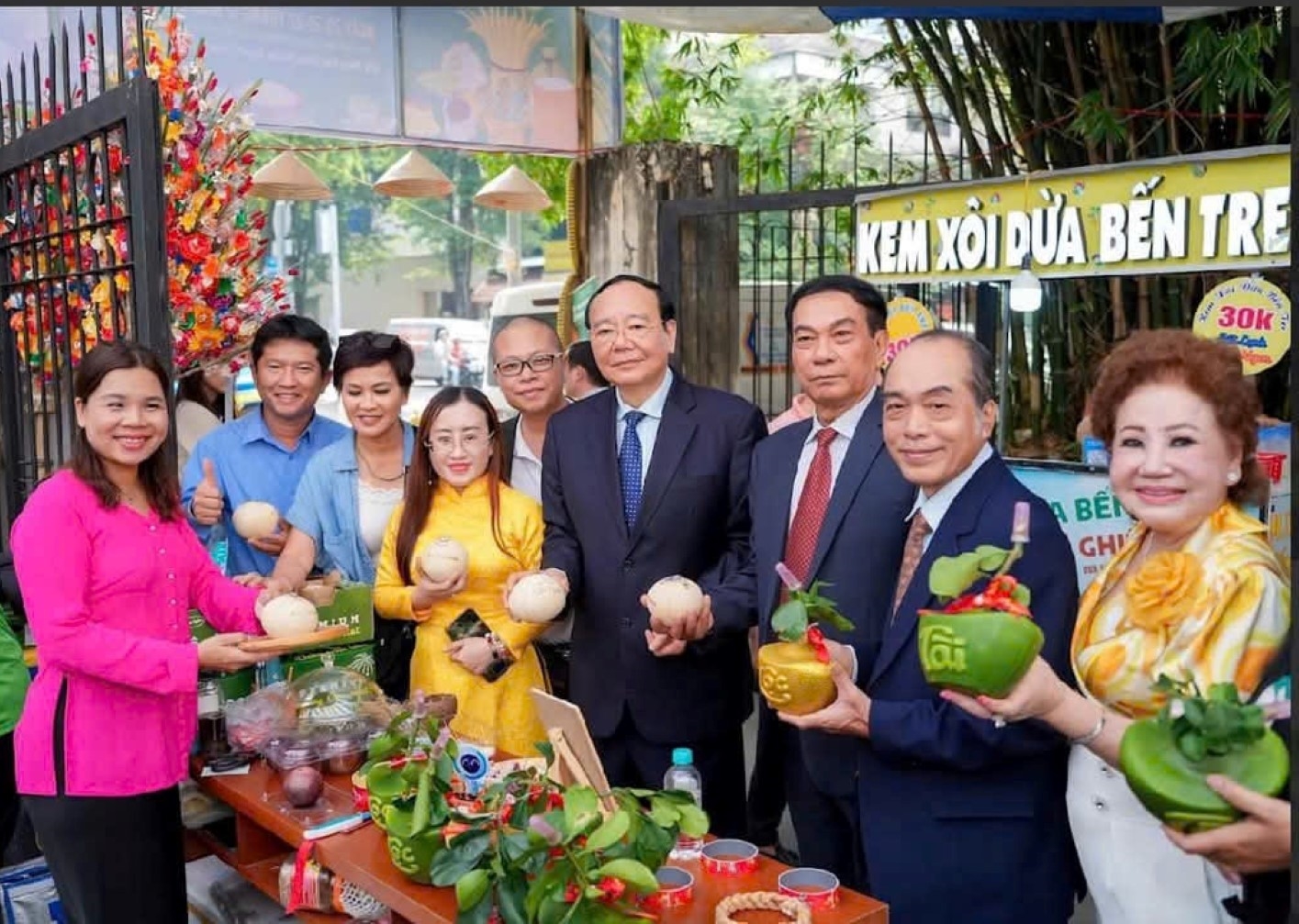Bà Ngọc Châu (bìa trái) giới thiệu trái cây tạo hình chưng Tết tại một sự kiện ở TP HCM cuối tuần qua