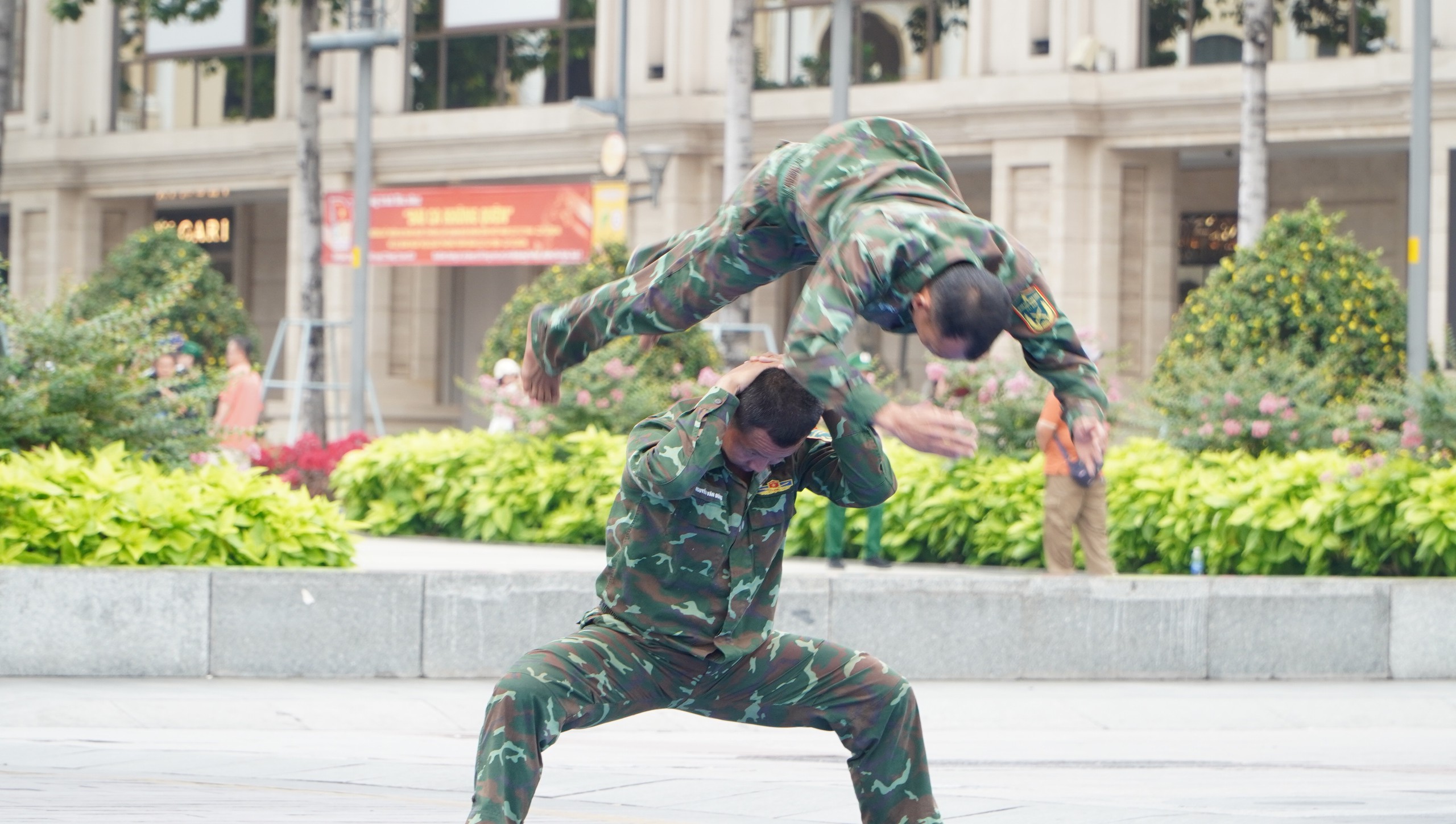 Ấn tượng những m&agrave;n biểu diễn đặc sắc của h&agrave;ng ng&agrave;n qu&acirc;n d&acirc;n tr&ecirc;n Phố đi bộ Nguyễn Huệ- Ảnh 5.