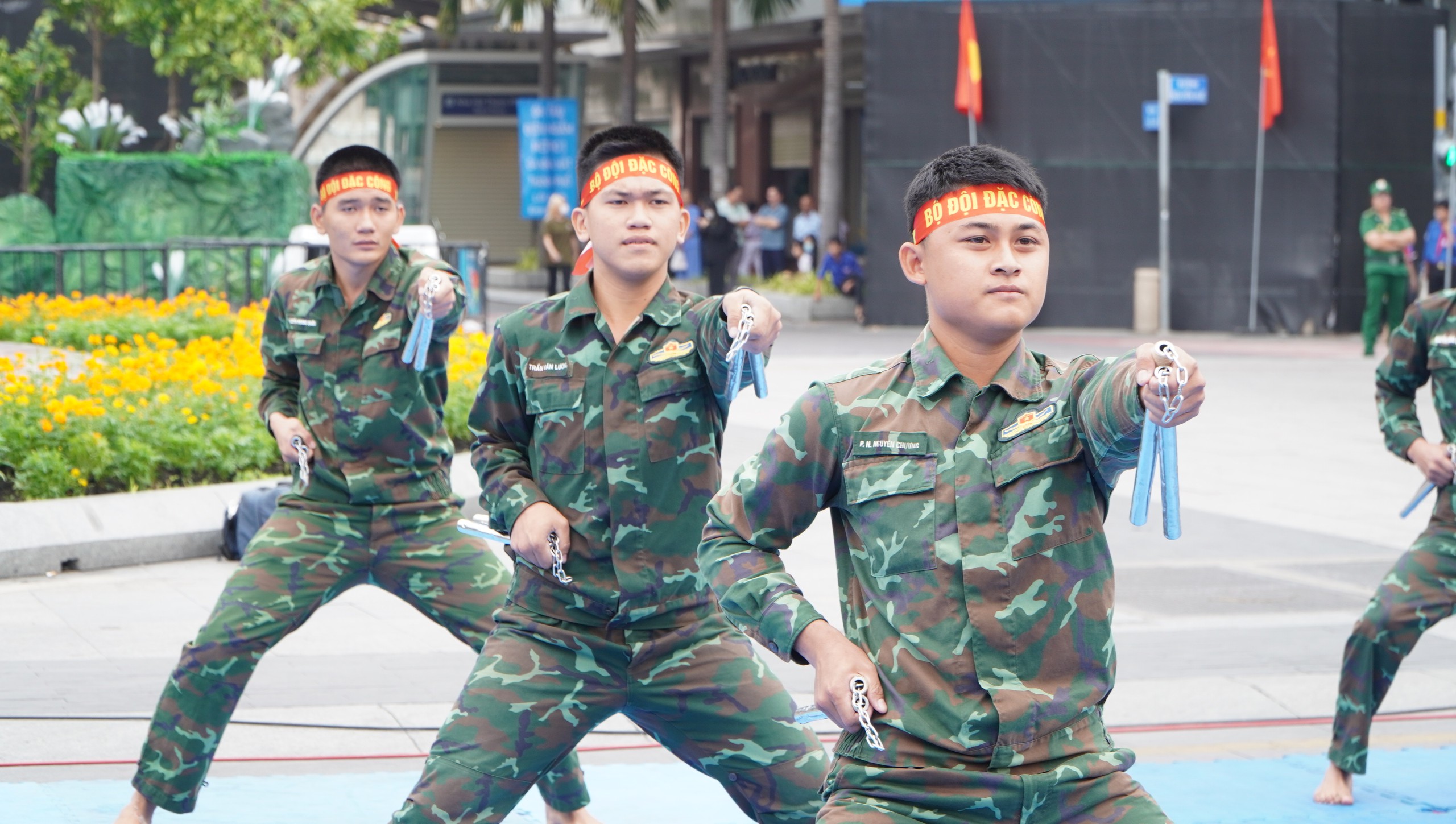 Ấn tượng những m&agrave;n biểu diễn đặc sắc của h&agrave;ng ng&agrave;n qu&acirc;n d&acirc;n tr&ecirc;n Phố đi bộ Nguyễn Huệ- Ảnh 7.