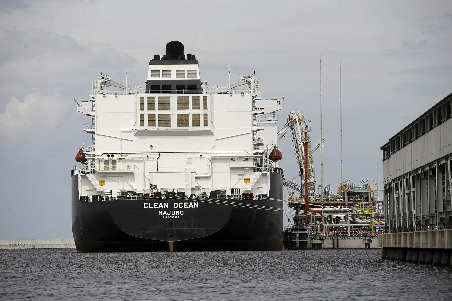 T&agrave;u chở kh&iacute; tự nhi&ecirc;n h&oacute;a lỏng (LNG) của Mỹ đến TP Swinoujscie - Ba Lan Ảnh: Reuters