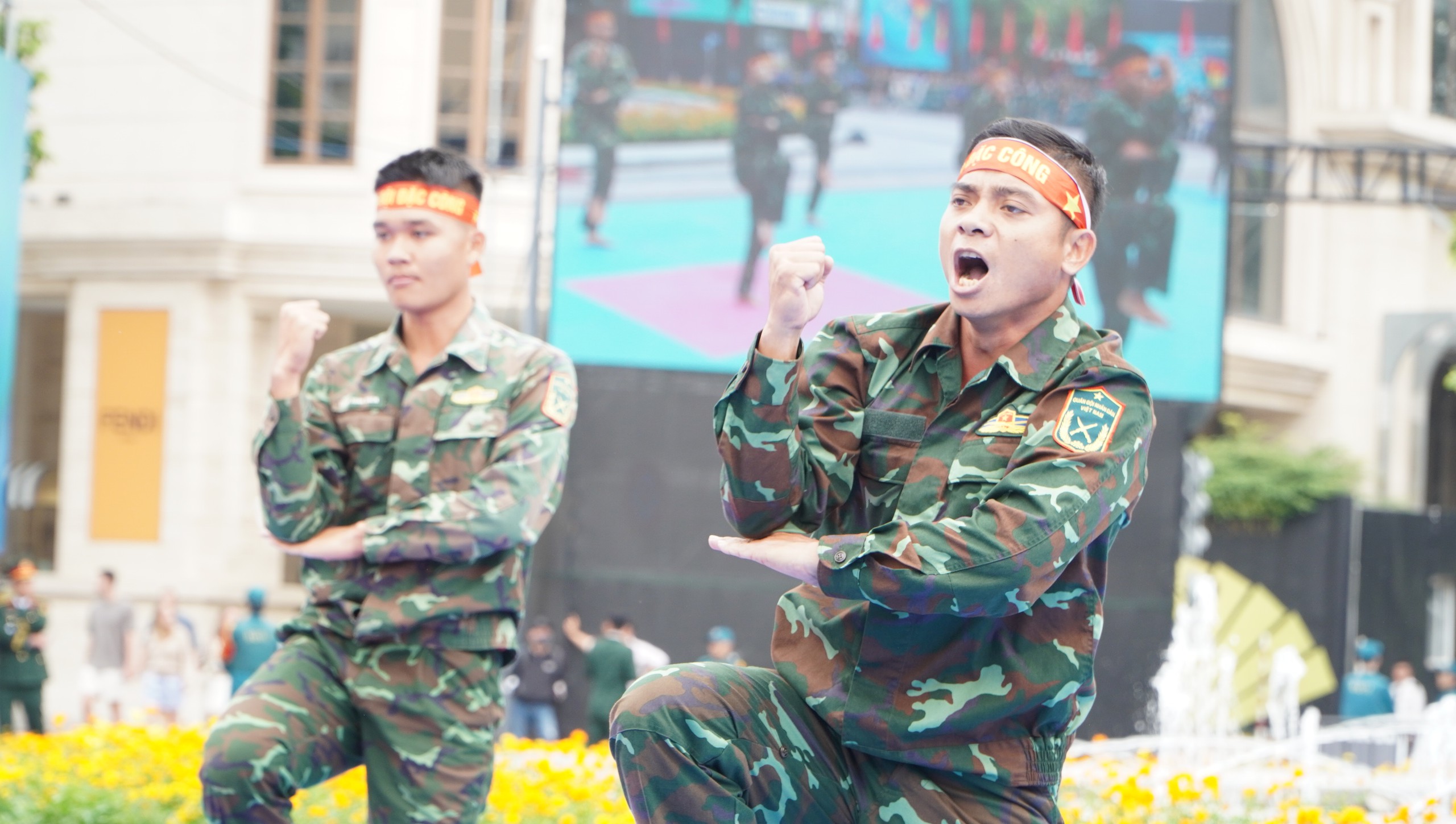 Ấn tượng những m&agrave;n biểu diễn đặc sắc của h&agrave;ng ng&agrave;n qu&acirc;n d&acirc;n tr&ecirc;n Phố đi bộ Nguyễn Huệ- Ảnh 8.