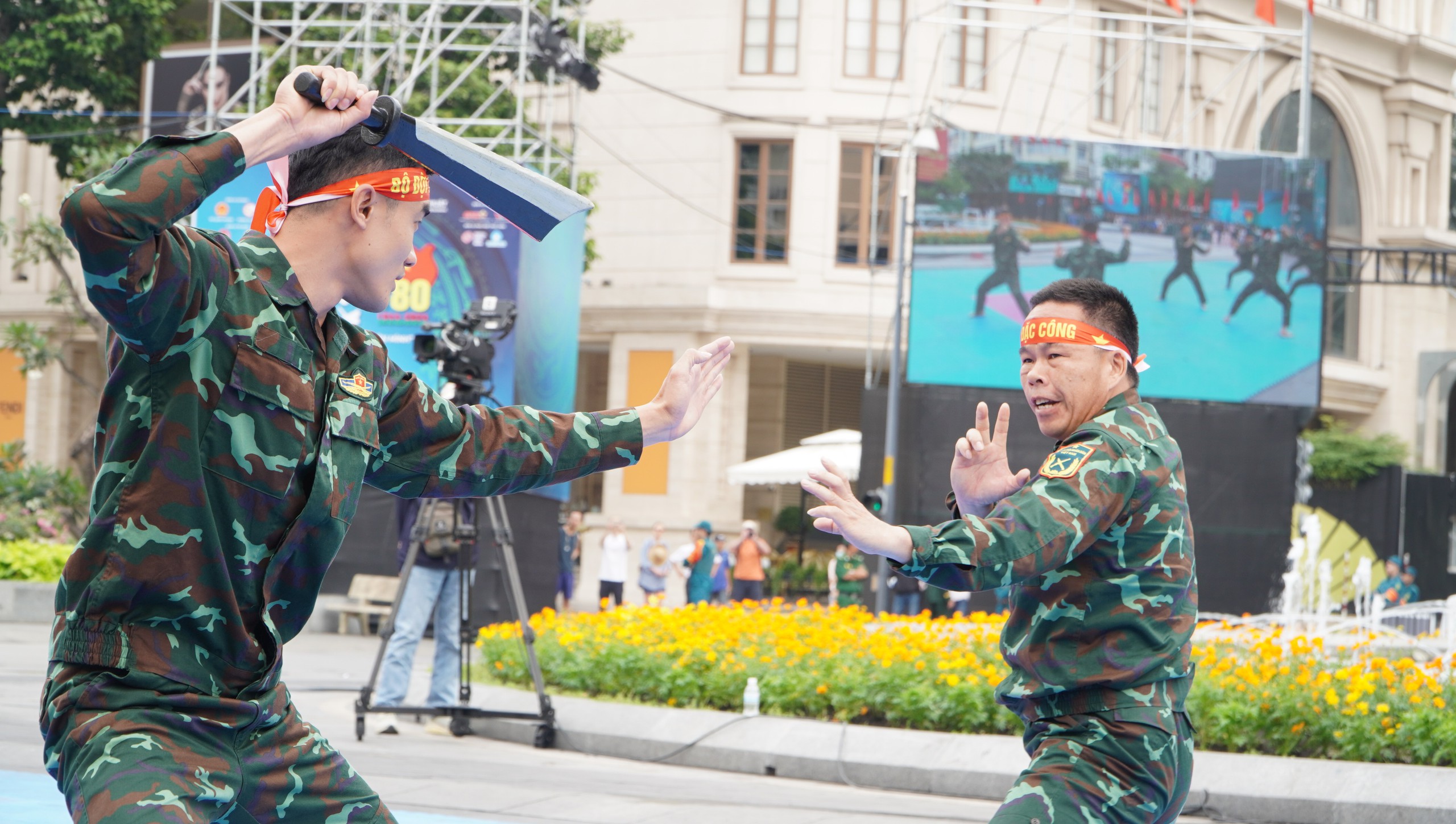 Ấn tượng những m&agrave;n biểu diễn đặc sắc của h&agrave;ng ng&agrave;n qu&acirc;n d&acirc;n tr&ecirc;n Phố đi bộ Nguyễn Huệ- Ảnh 14.