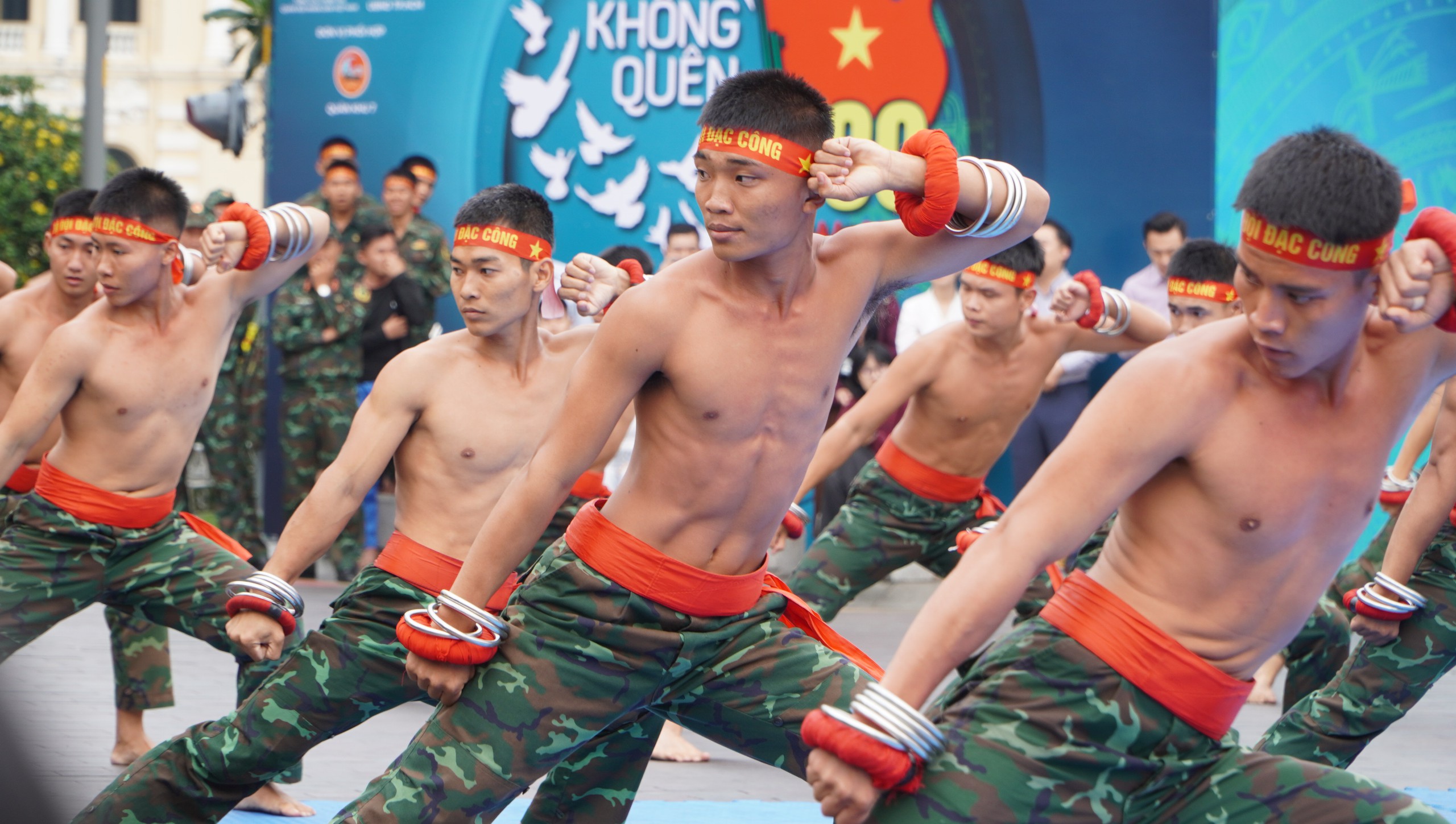 Ấn tượng những m&agrave;n biểu diễn đặc sắc của h&agrave;ng ng&agrave;n qu&acirc;n d&acirc;n tr&ecirc;n Phố đi bộ Nguyễn Huệ- Ảnh 9.