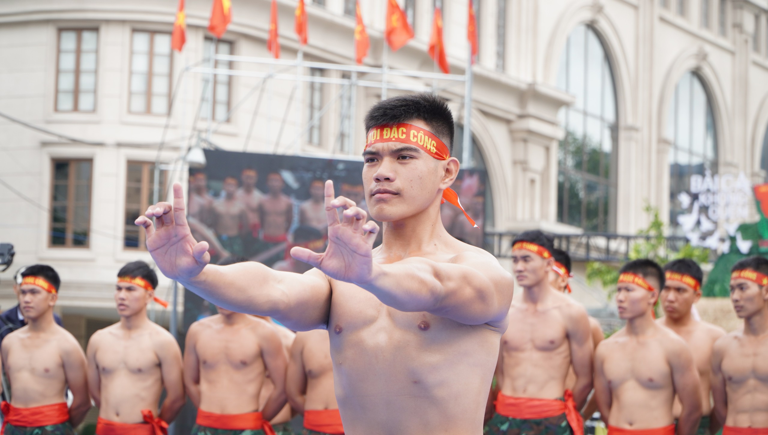 Ấn tượng những m&agrave;n biểu diễn đặc sắc của h&agrave;ng ng&agrave;n qu&acirc;n d&acirc;n tr&ecirc;n Phố đi bộ Nguyễn Huệ- Ảnh 10.