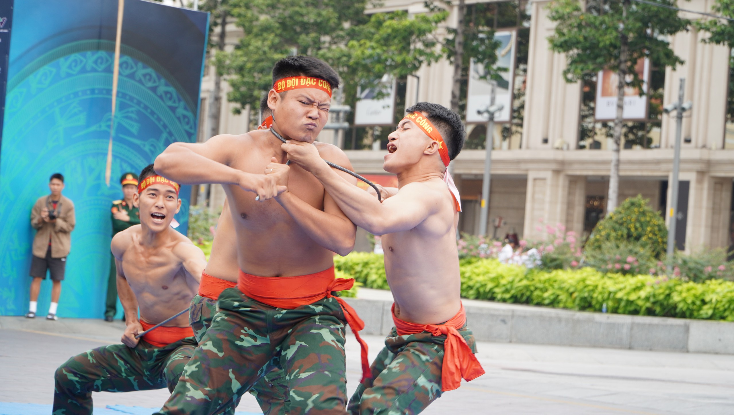 Ấn tượng những m&agrave;n biểu diễn đặc sắc của h&agrave;ng ng&agrave;n qu&acirc;n d&acirc;n tr&ecirc;n Phố đi bộ Nguyễn Huệ- Ảnh 11.