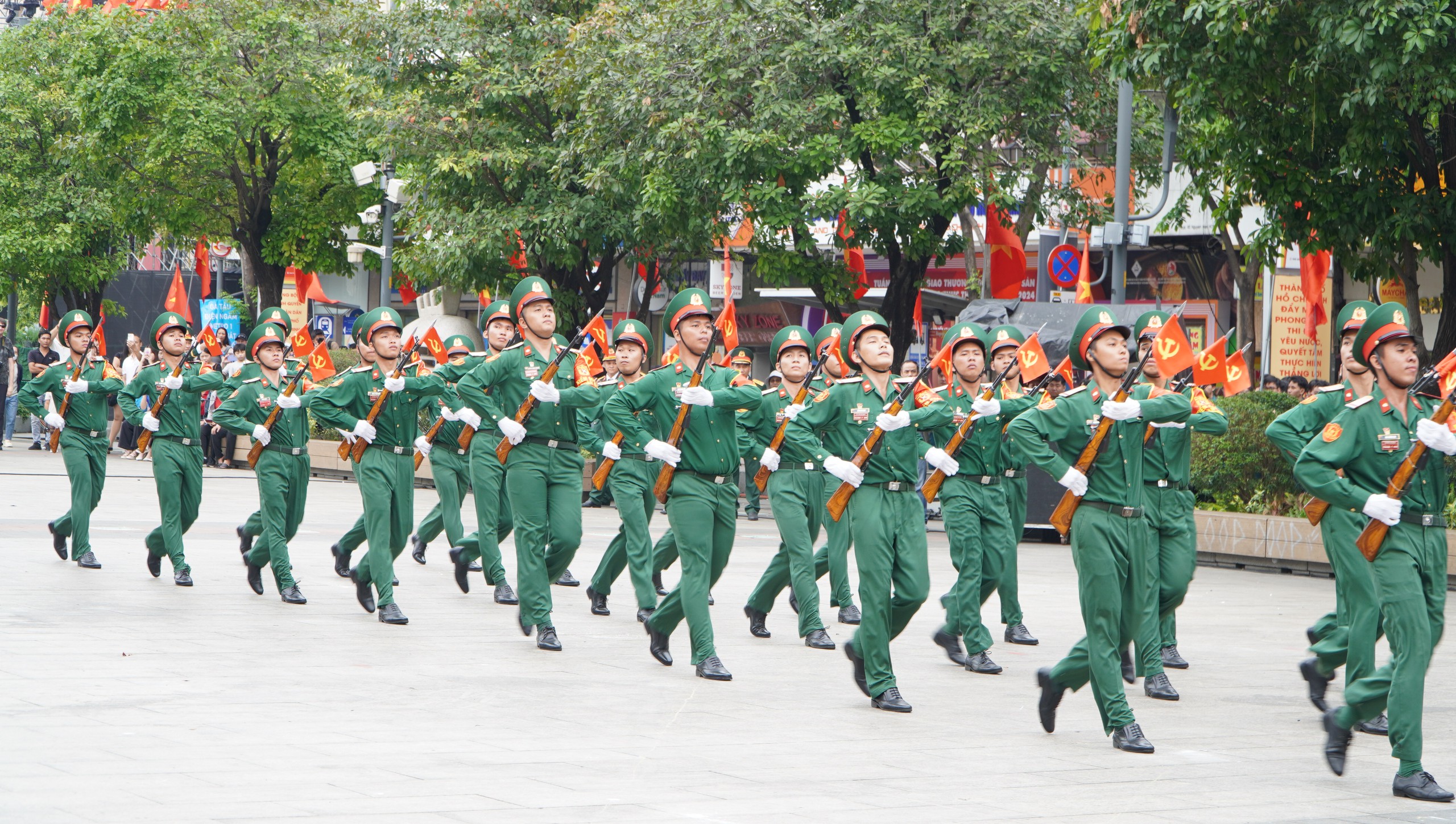 Ấn tượng những m&agrave;n biểu diễn đặc sắc của h&agrave;ng ng&agrave;n qu&acirc;n d&acirc;n tr&ecirc;n Phố đi bộ Nguyễn Huệ- Ảnh 20.