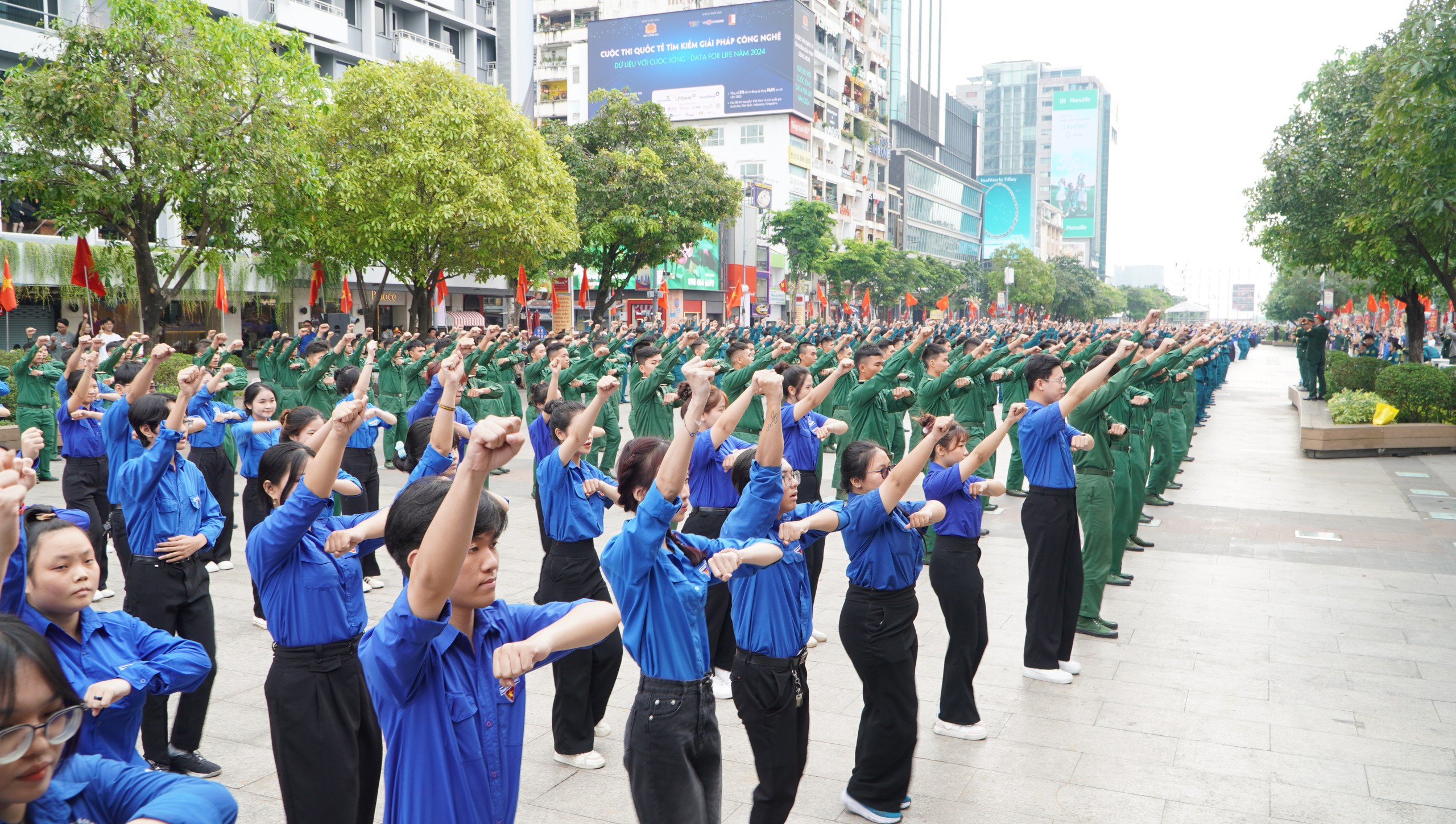 Ấn tượng những m&agrave;n biểu diễn đặc sắc của h&agrave;ng ng&agrave;n qu&acirc;n d&acirc;n tr&ecirc;n Phố đi bộ Nguyễn Huệ- Ảnh 27.