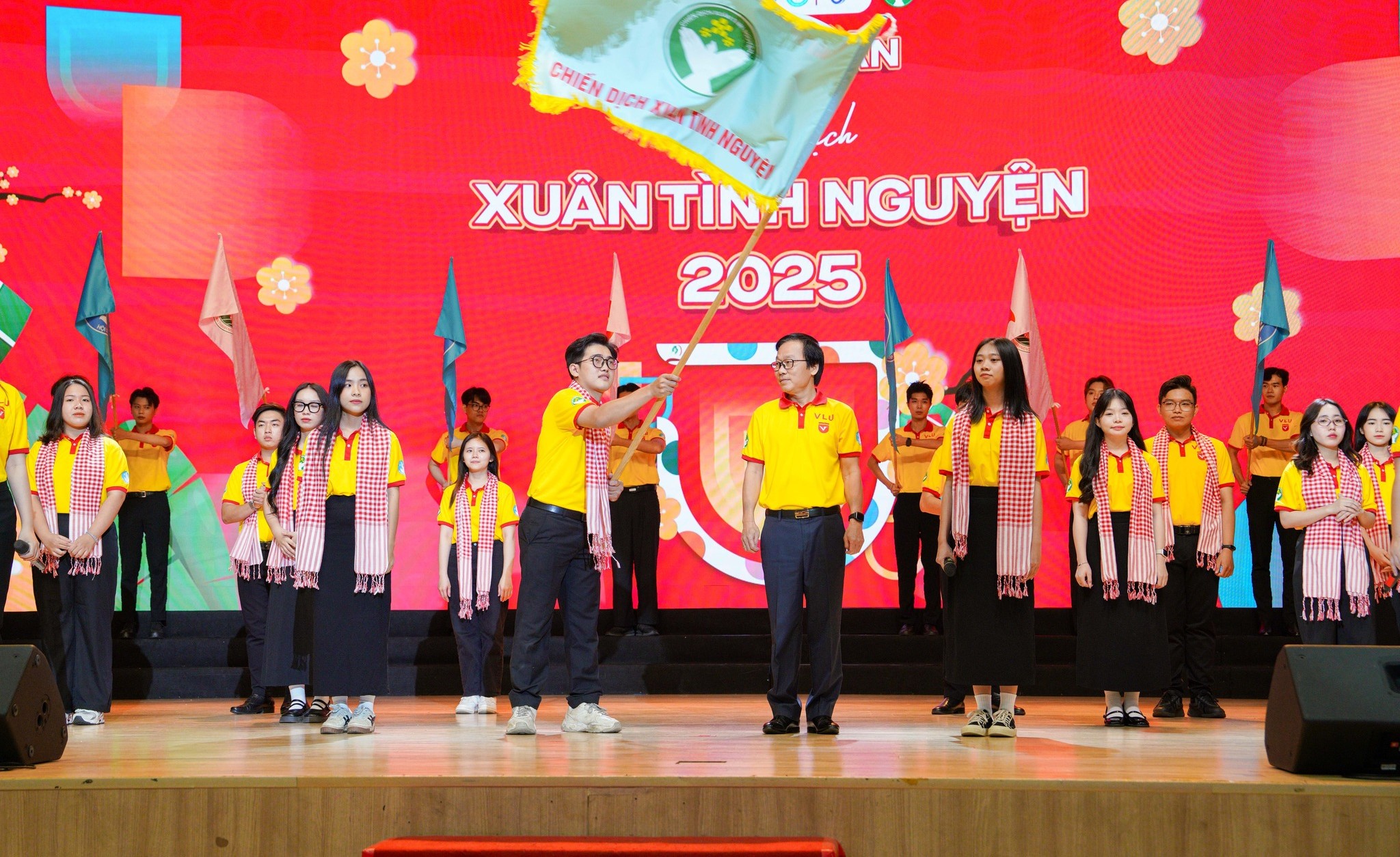 Chiến sĩ "&aacute;o v&agrave;ng" nhuộm xanh m&ugrave;a Xu&acirc;n t&igrave;nh nguyện 2025- Ảnh 1.