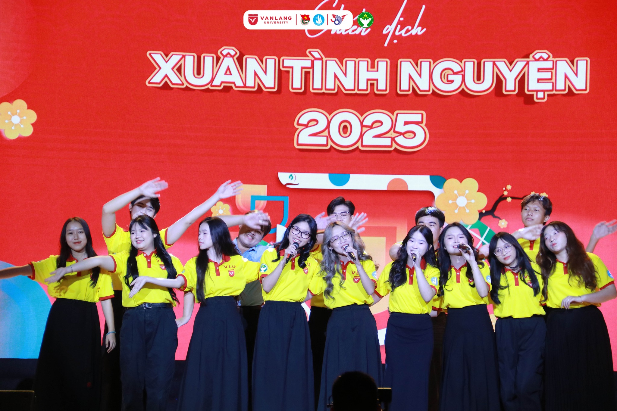 Chiến sĩ "&aacute;o v&agrave;ng" nhuộm xanh m&ugrave;a Xu&acirc;n t&igrave;nh nguyện 2025- Ảnh 2.