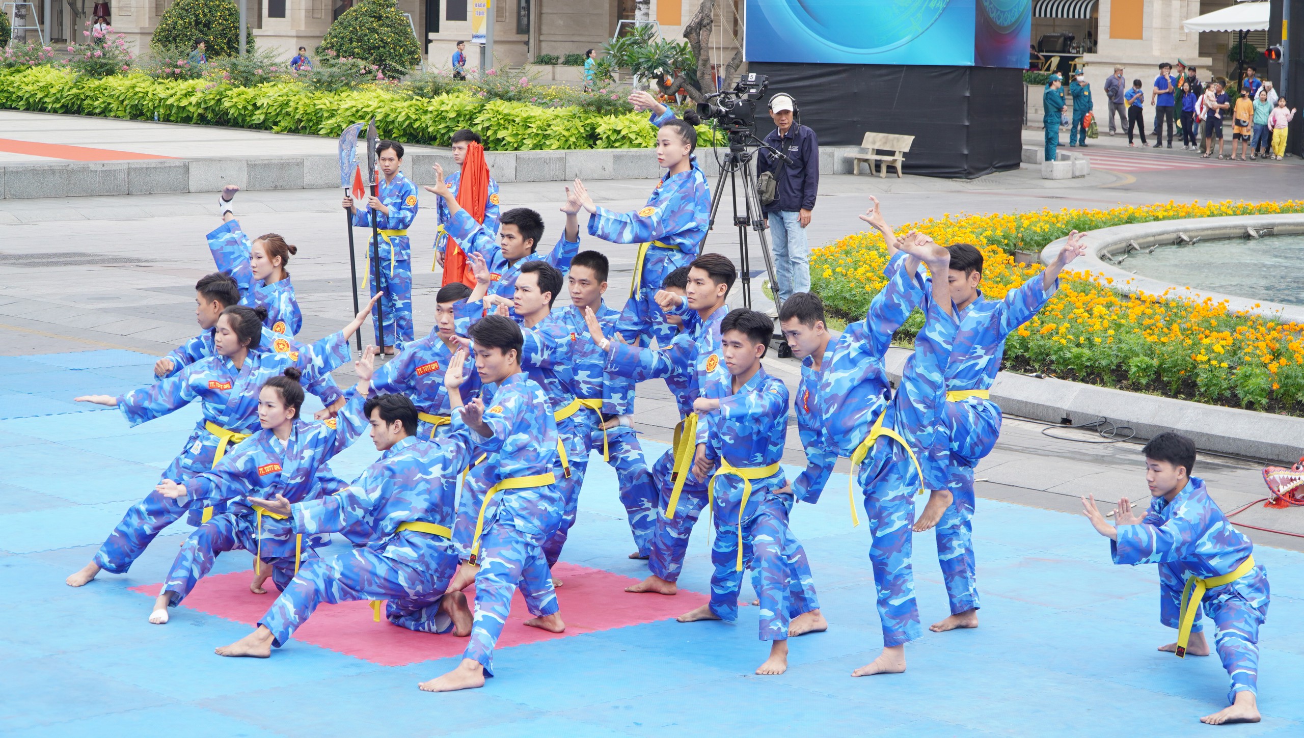 Ấn tượng những m&agrave;n biểu diễn đặc sắc của h&agrave;ng ng&agrave;n qu&acirc;n d&acirc;n tr&ecirc;n Phố đi bộ Nguyễn Huệ- Ảnh 30.