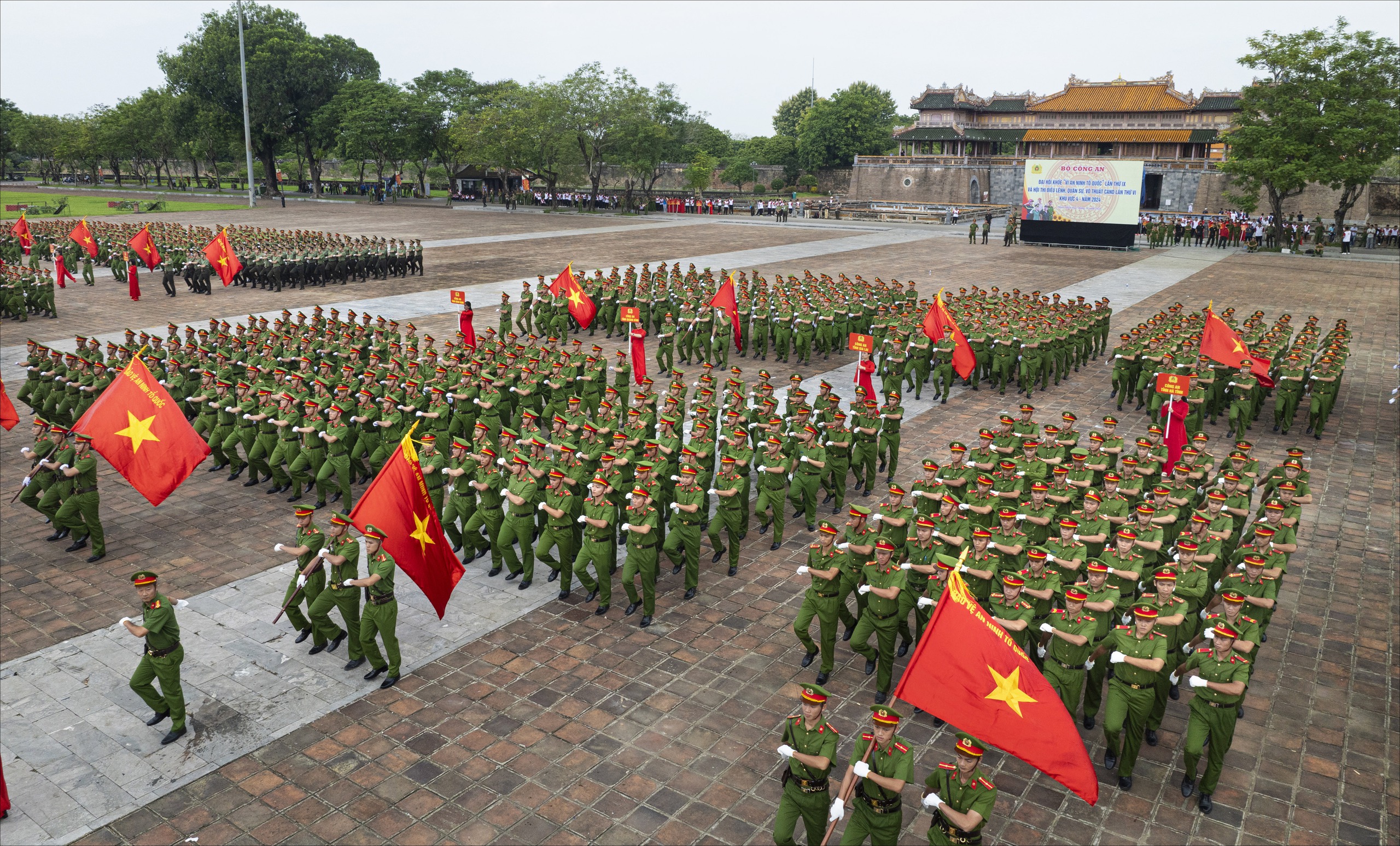Diễu h&agrave;nh. ẢNH: TRƯƠNG VỮNG