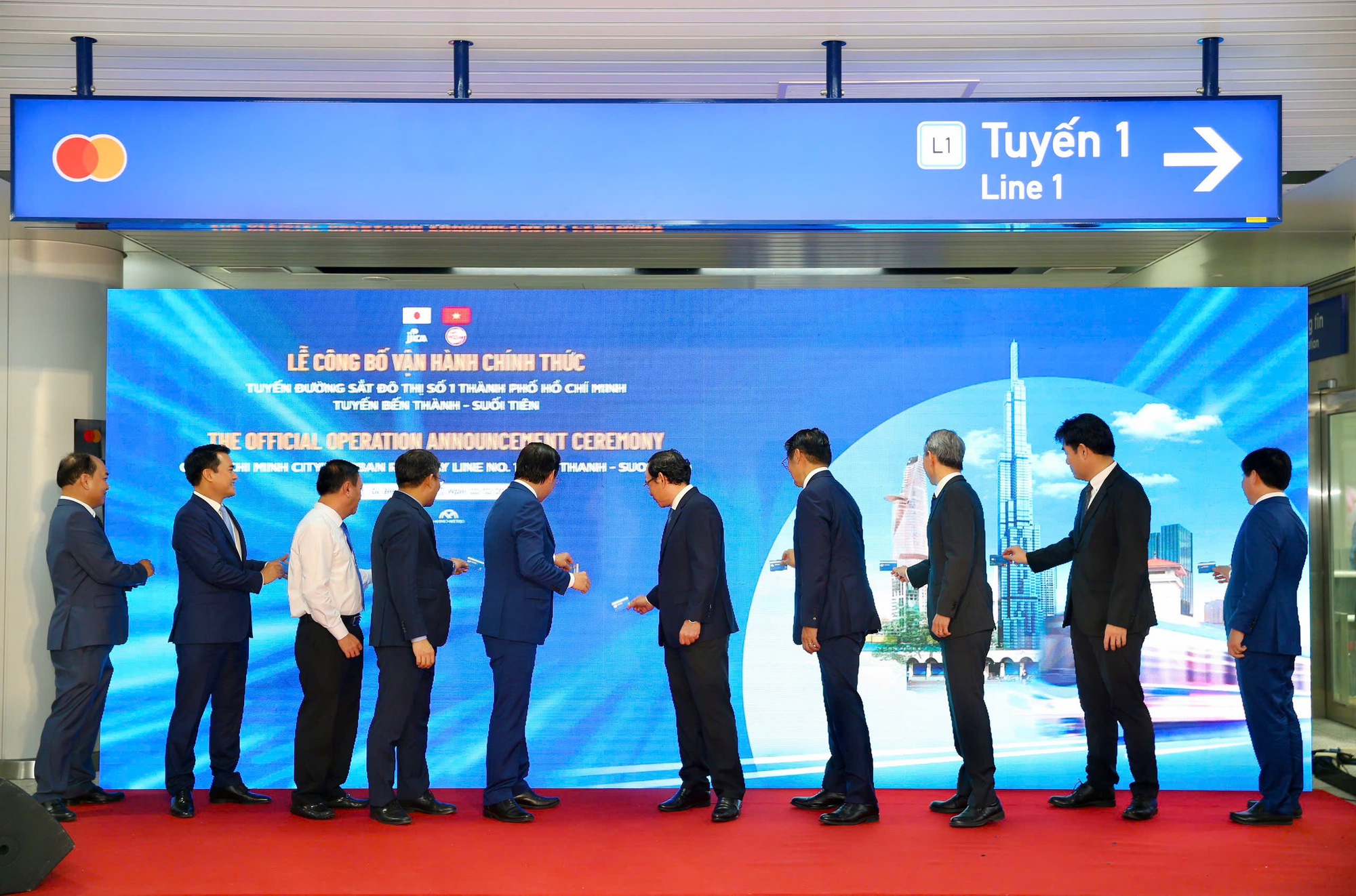 Những h&igrave;nh ảnh về ng&agrave;y đầu metro số 1 ch&iacute;nh thức vận h&agrave;nh- Ảnh 11.