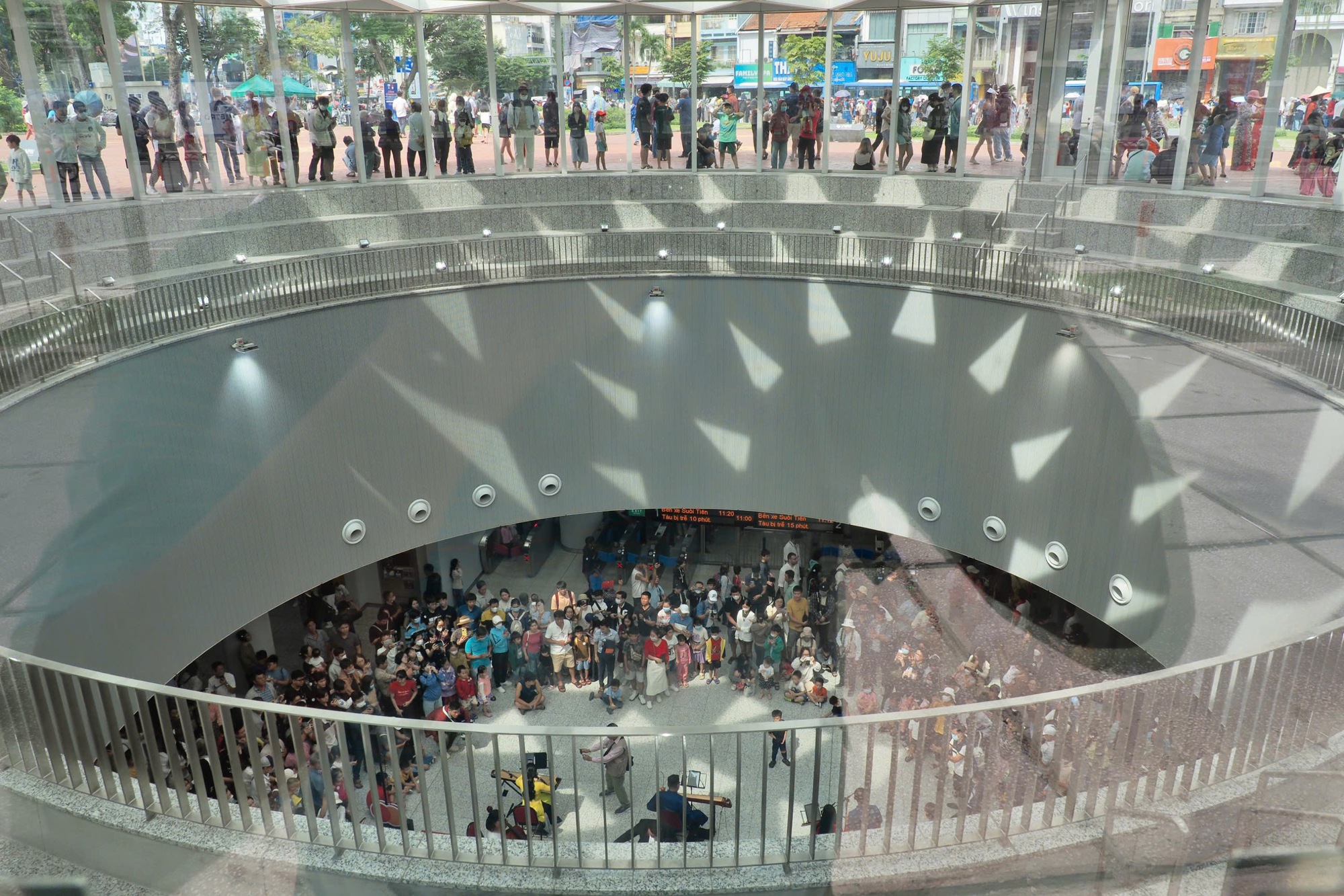 Biển người h&aacute;o hức trải nghiệm tuyến metro số 1 trong ng&agrave;y đầu mở cửa- Ảnh 4.