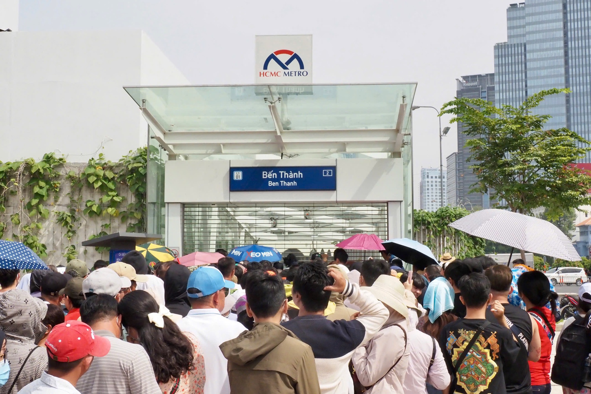 Biển người h&aacute;o hức trải nghiệm tuyến metro số 1 trong ng&agrave;y đầu mở cửa- Ảnh 2.