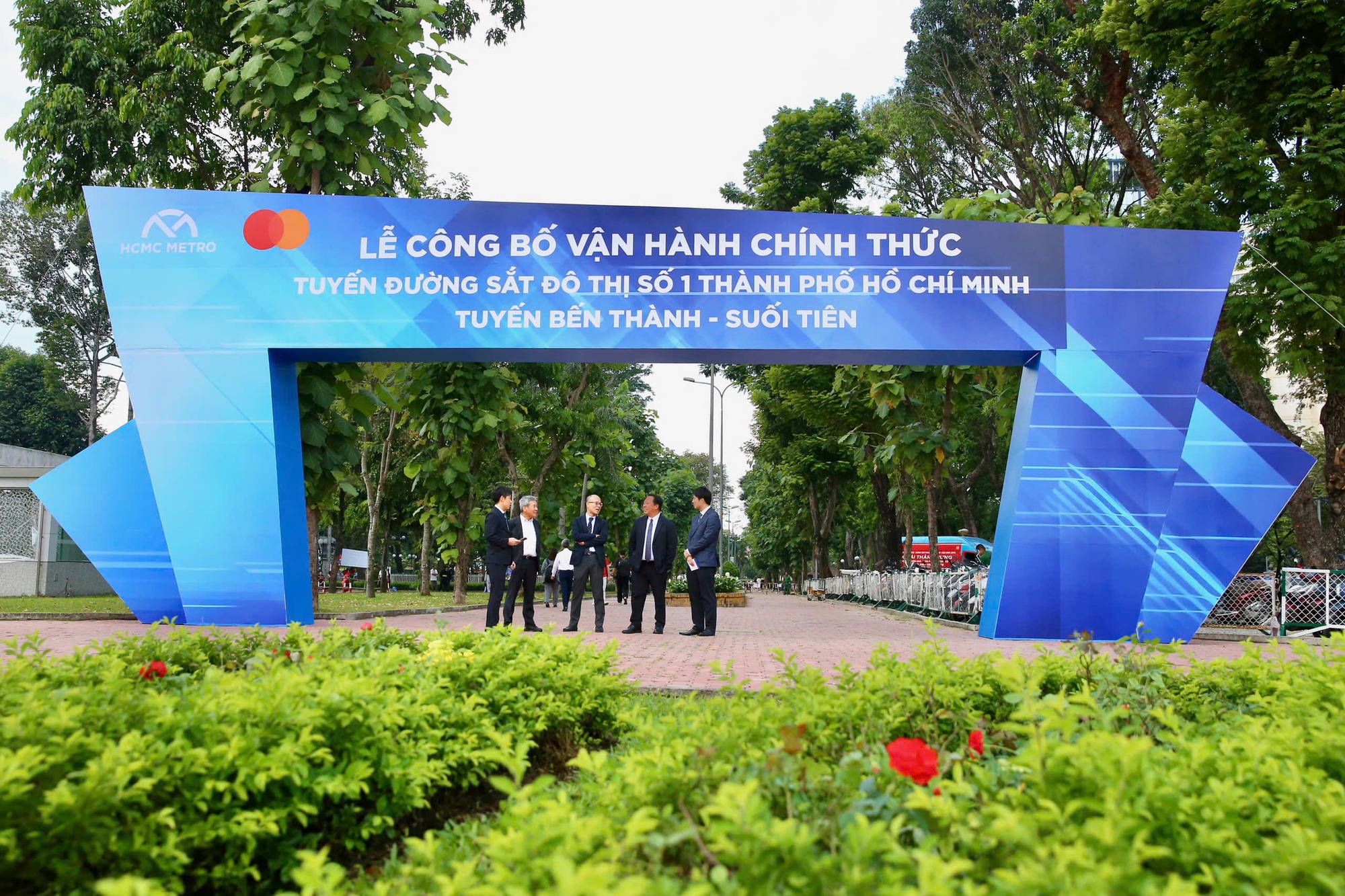 Những h&igrave;nh ảnh về ng&agrave;y đầu metro số 1 ch&iacute;nh thức vận h&agrave;nh- Ảnh 1.