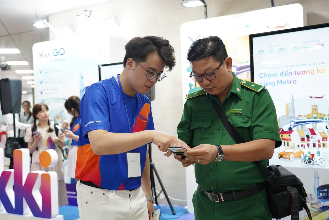 TP HCM vận h&agrave;nh ch&iacute;nh thức tuyến metro số 1, người d&acirc;n nhận thẻ đi metro VikkiGO miễn ph&iacute;- Ảnh 4.