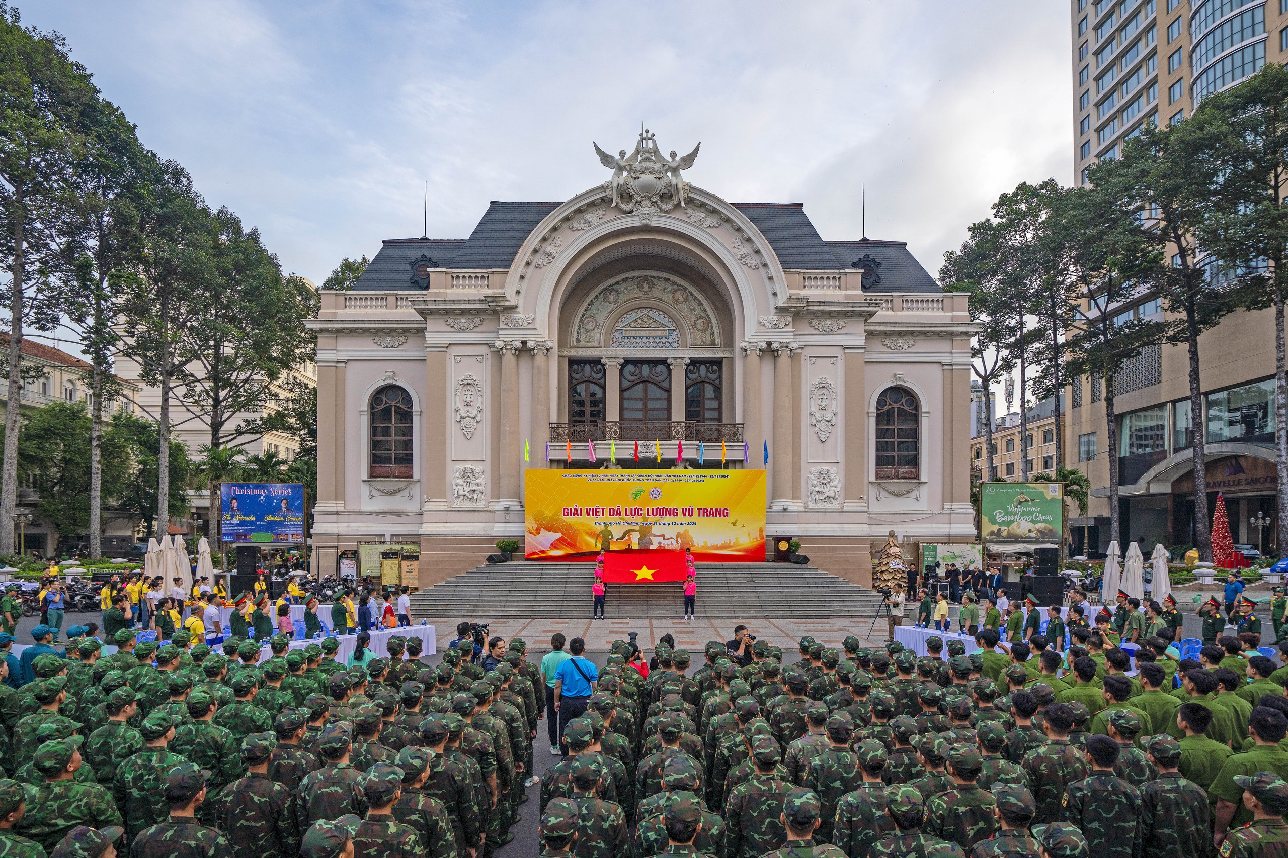 Ph&uacute;t thi&ecirc;ng li&ecirc;ng. Ảnh: NGUYỄN PHỤNG
